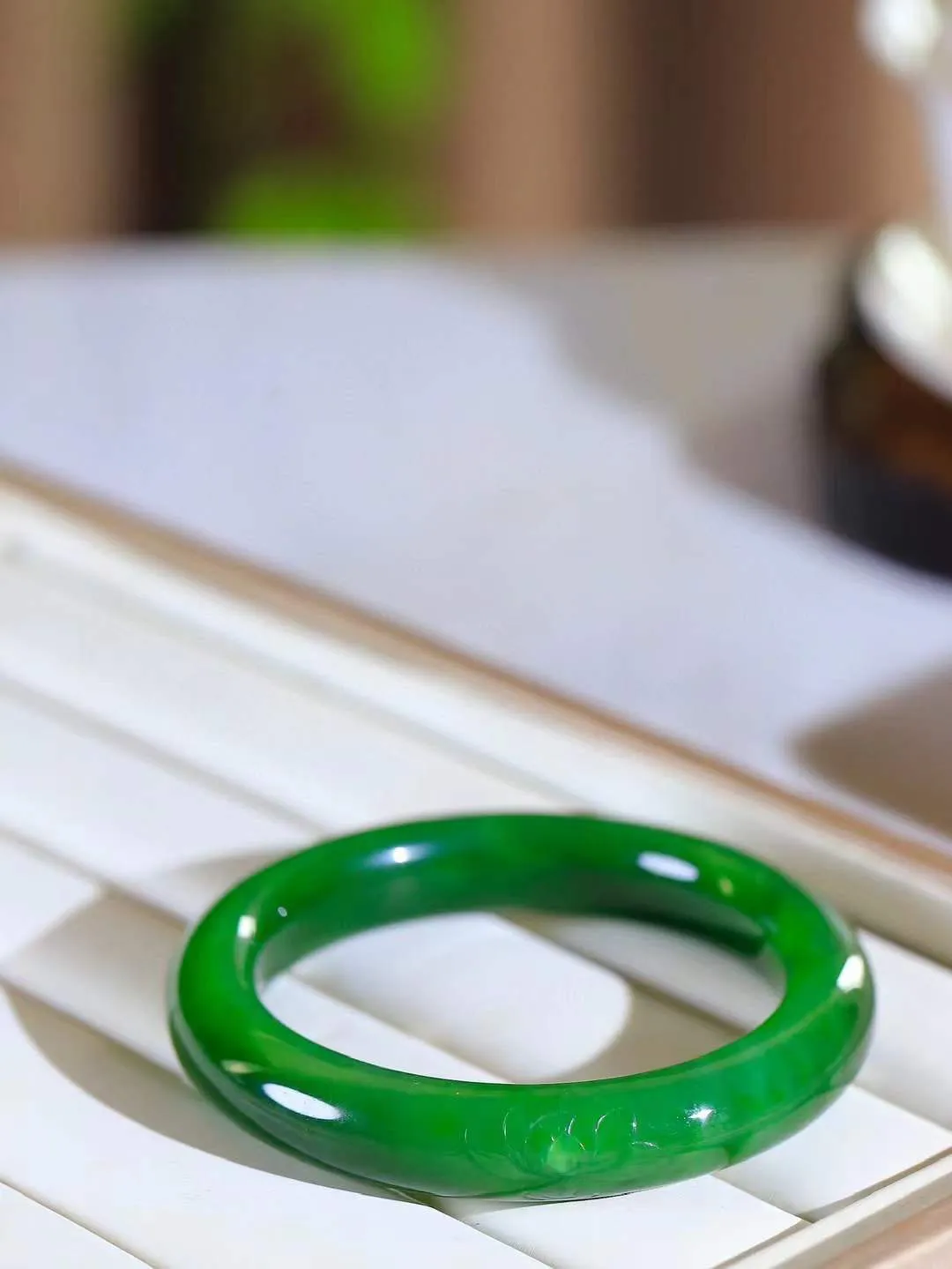 【荷韵.手镯】

精品️和田玉碧玉手镯 玉质温润细腻 手感舒适，高华雅逸，线条流畅 素雅高贵。佩戴