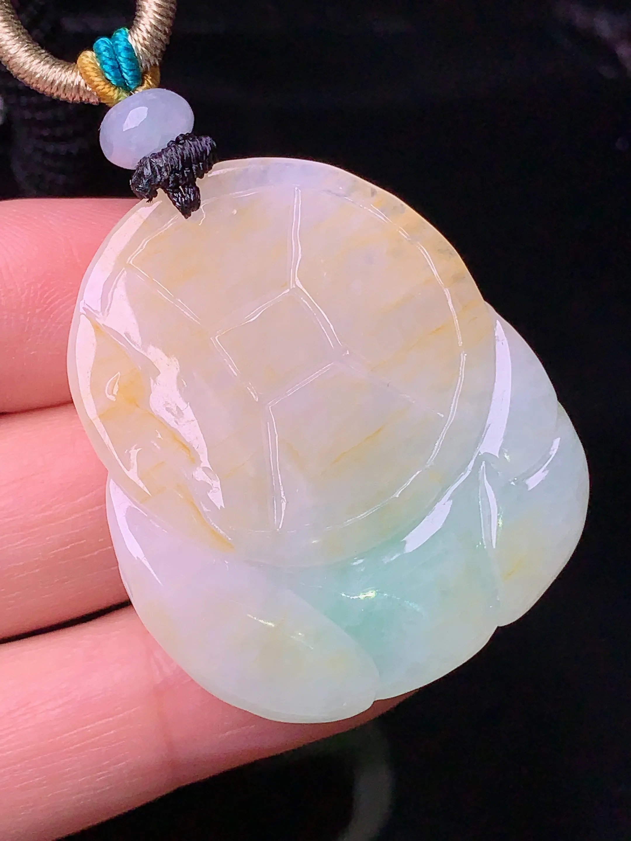 飘绿财神吊坠 玉质细腻 色泽清新艳丽 整体尺寸38*32.8*12.2