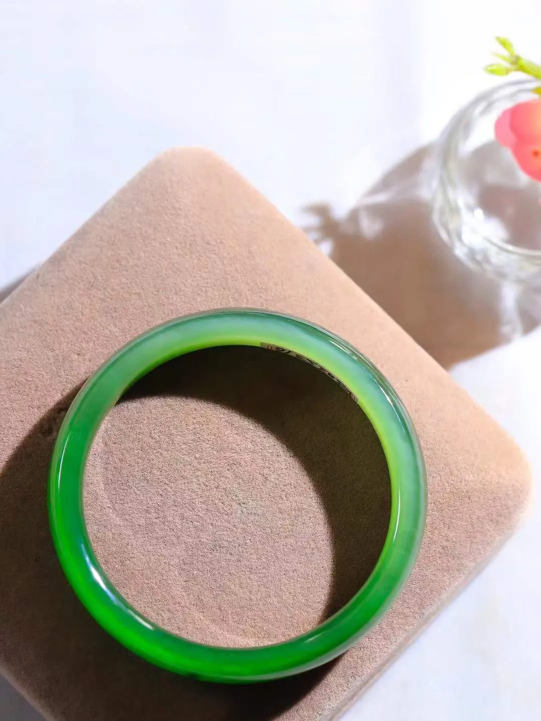 （一见钟情.手镯）

精品和田玉碧玉手镯，玉质温和莹润，精光内蕴，手感舒适。整器简约，打磨光洁，让人爱不释手，料美艺精，萦绕于手，尽显高贵之姿。重29.7克 内径52.5mm尺寸10.5-6.2mm   FDA-10110273