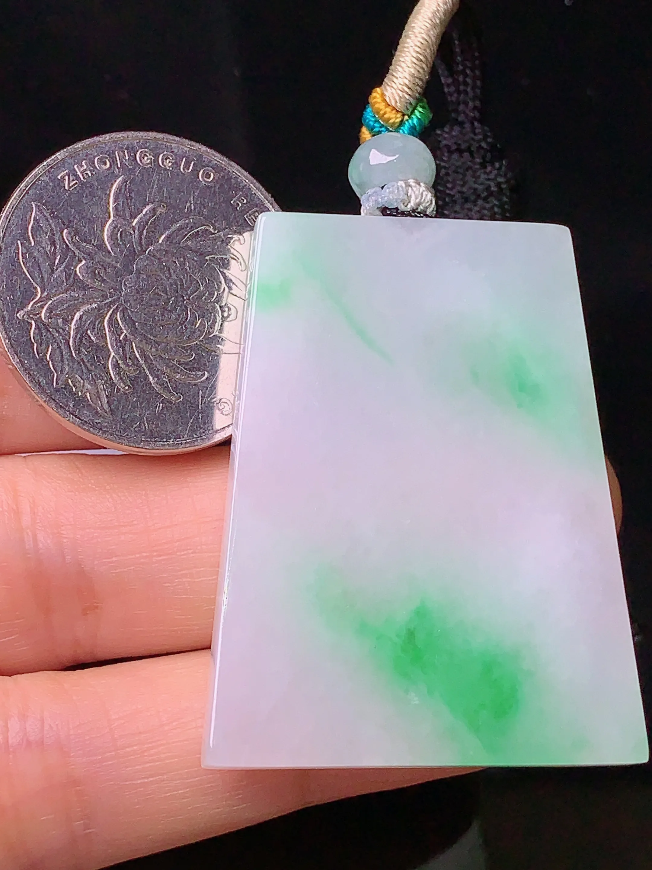 飘绿无事牌吊坠 玉质细腻 色泽清新艳丽 整体尺寸41.8*32.5*3.8