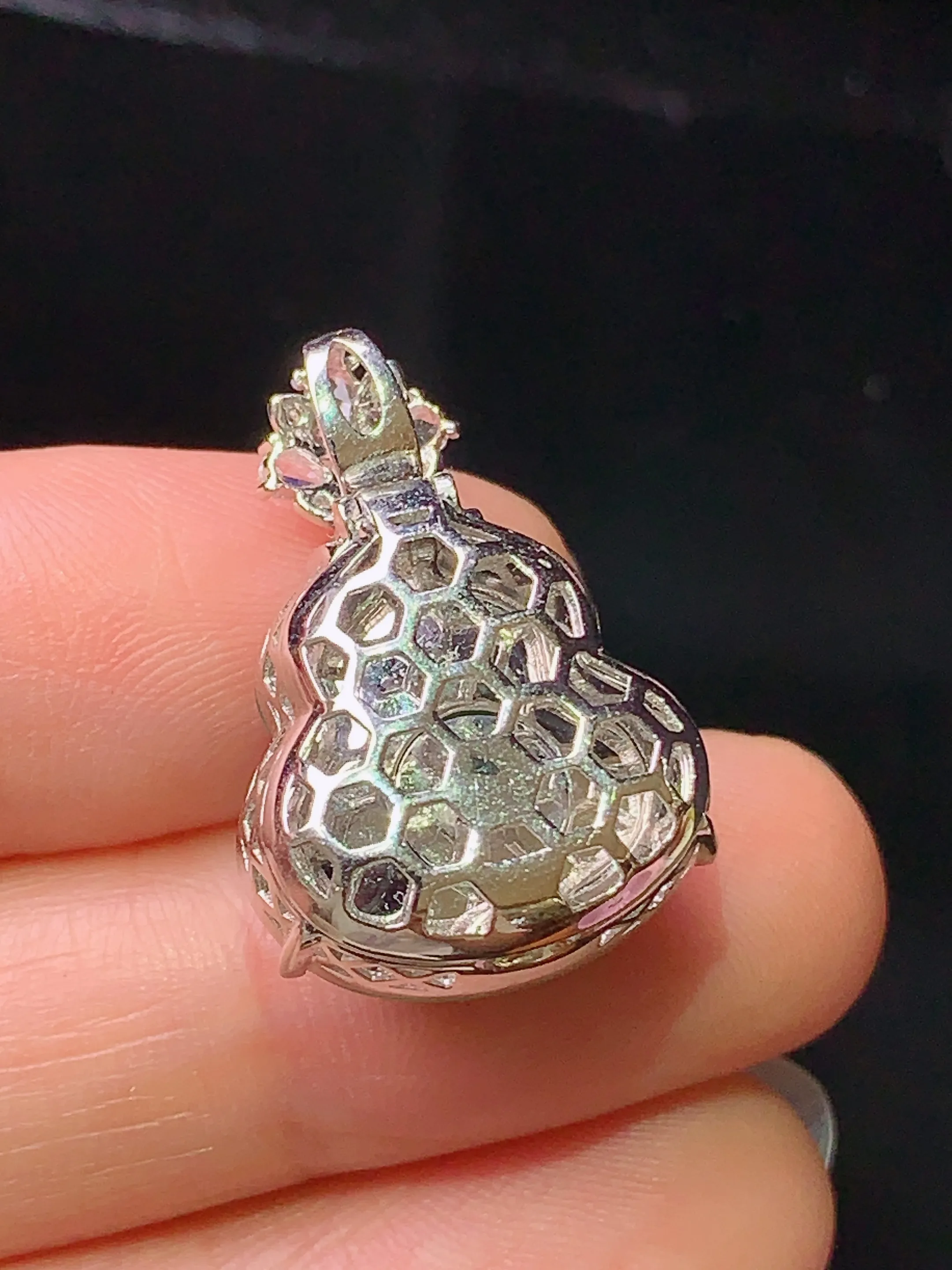 18k金钻镶嵌翠绿葫芦吊坠 玉质细腻 色泽清新艳丽 整体尺寸23.8*16.6*13