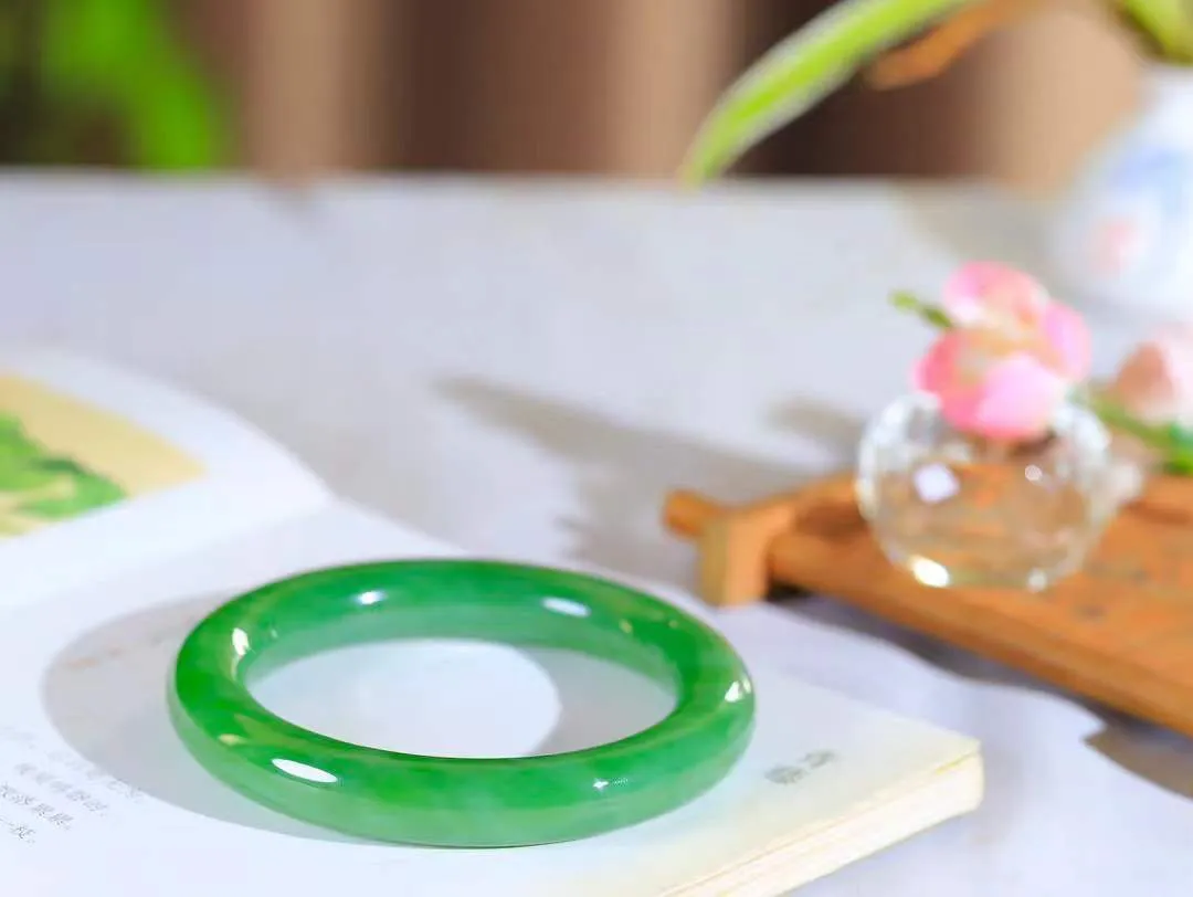 【玉佳人·手镯】

收藏级️和田玉碧玉圆条手镯 ，玉质细腻油润，做工细致精美，端庄素雅，亭亭玉立，芊芊素手。芊芊素手，怎能忘镯？秀美圆条，更显婀娜。内径58.5mm 尺寸11.6-11.5mm重72克69110280A