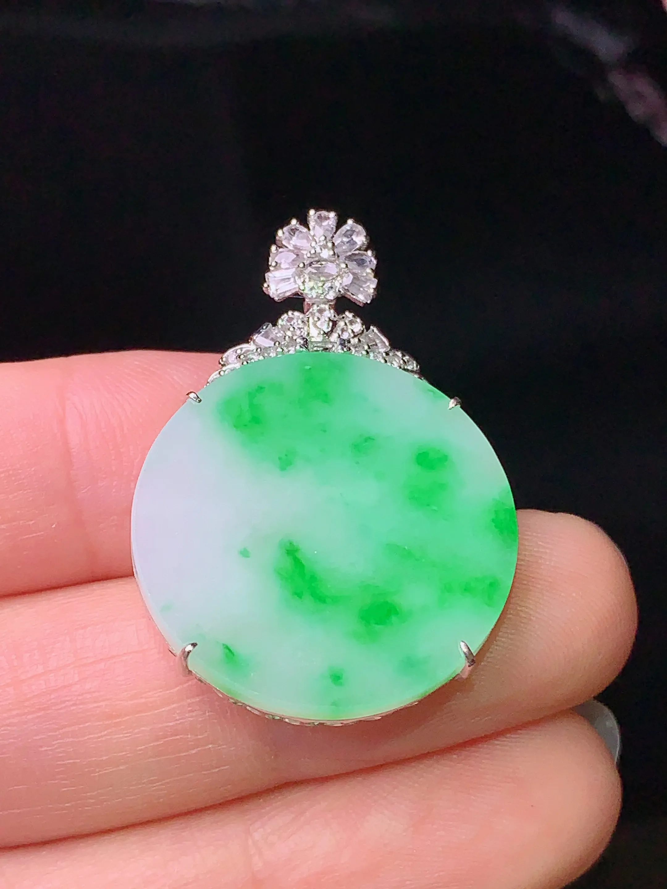 18k金钻镶嵌飘绿圆牌吊坠 玉质细腻 色泽清新艳丽 整体尺寸32.5*22.5*4.5