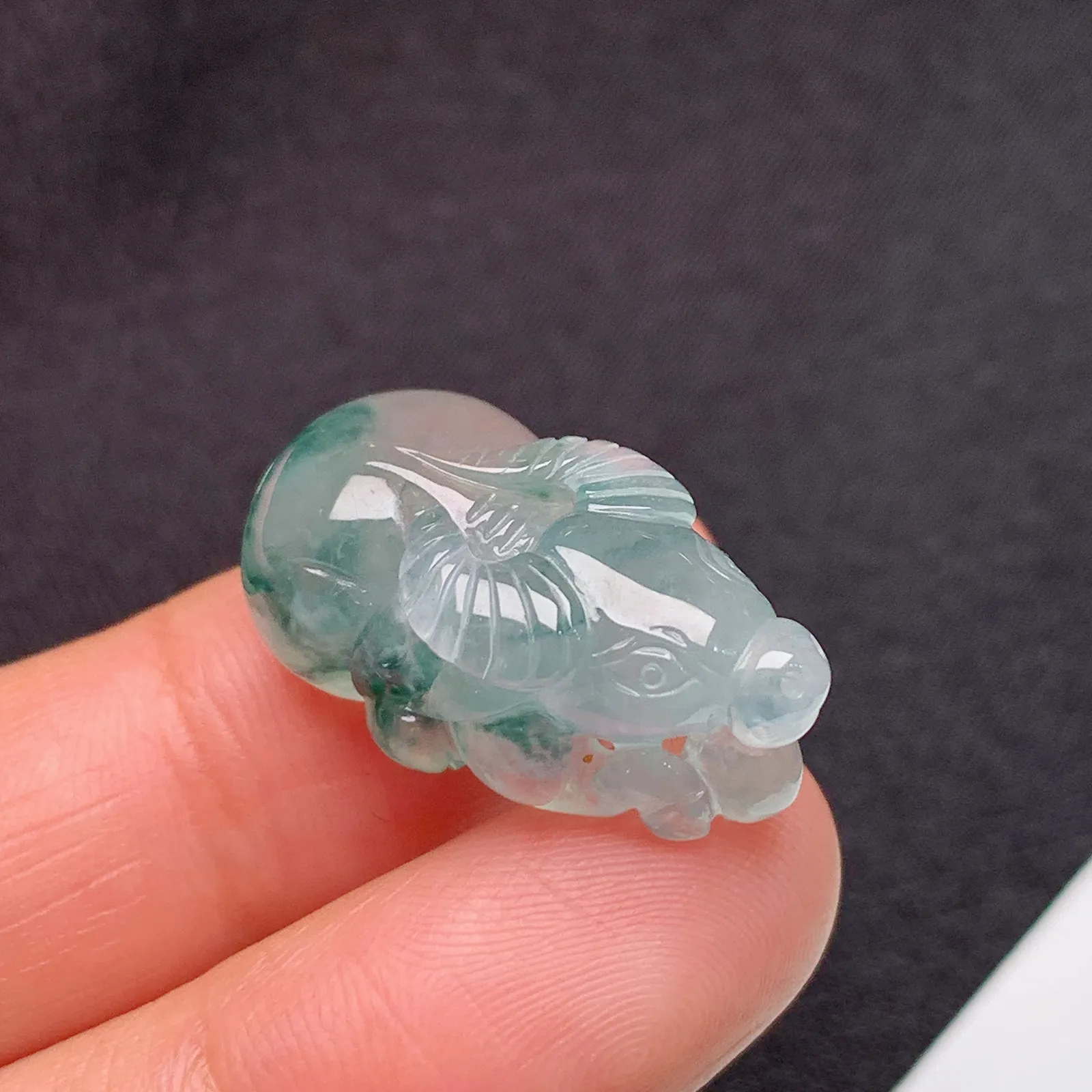 冰种飘花生肖牛吊坠 水润细腻 整体尺寸23.1*13*10