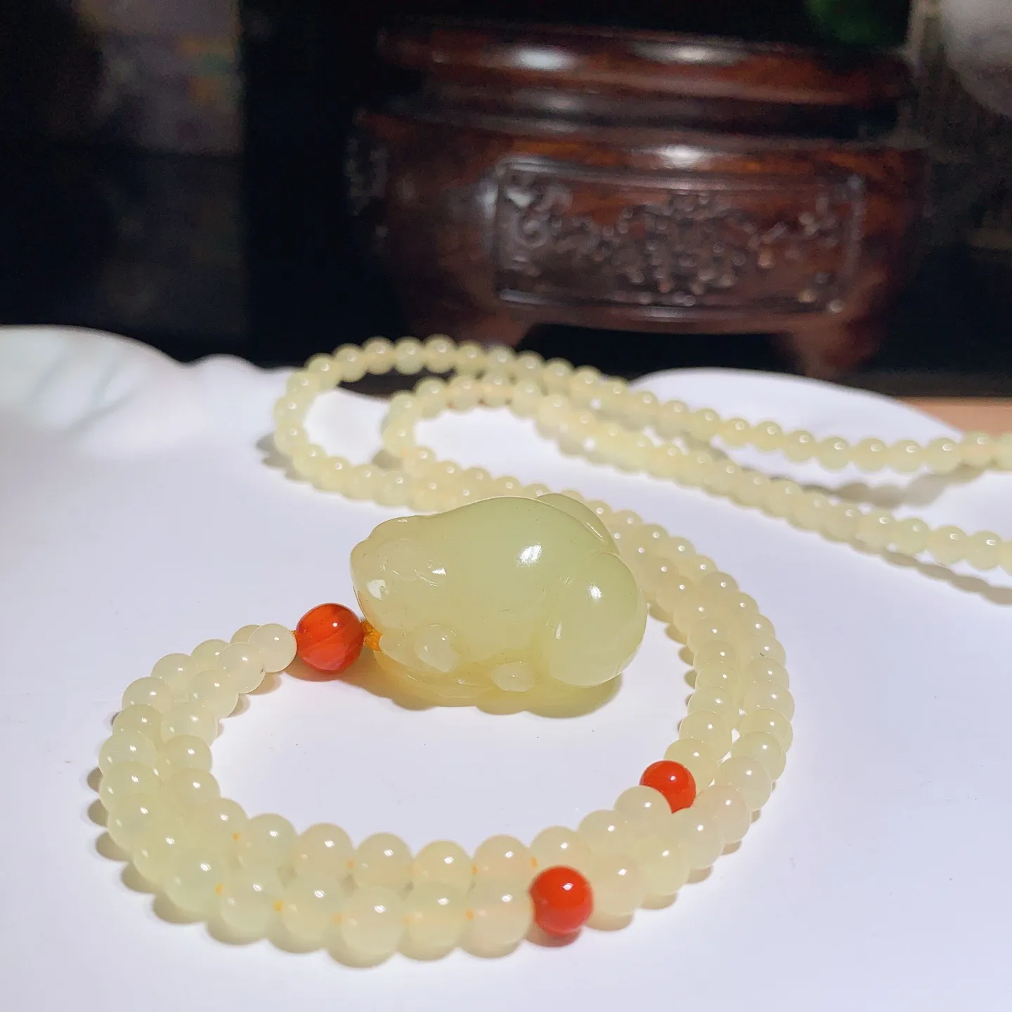 新疆和田玉若羌黄口料呱呱来财挂件。尺寸25/21/15重27.5克。玉质细腻油润。手推出油。佩戴高端