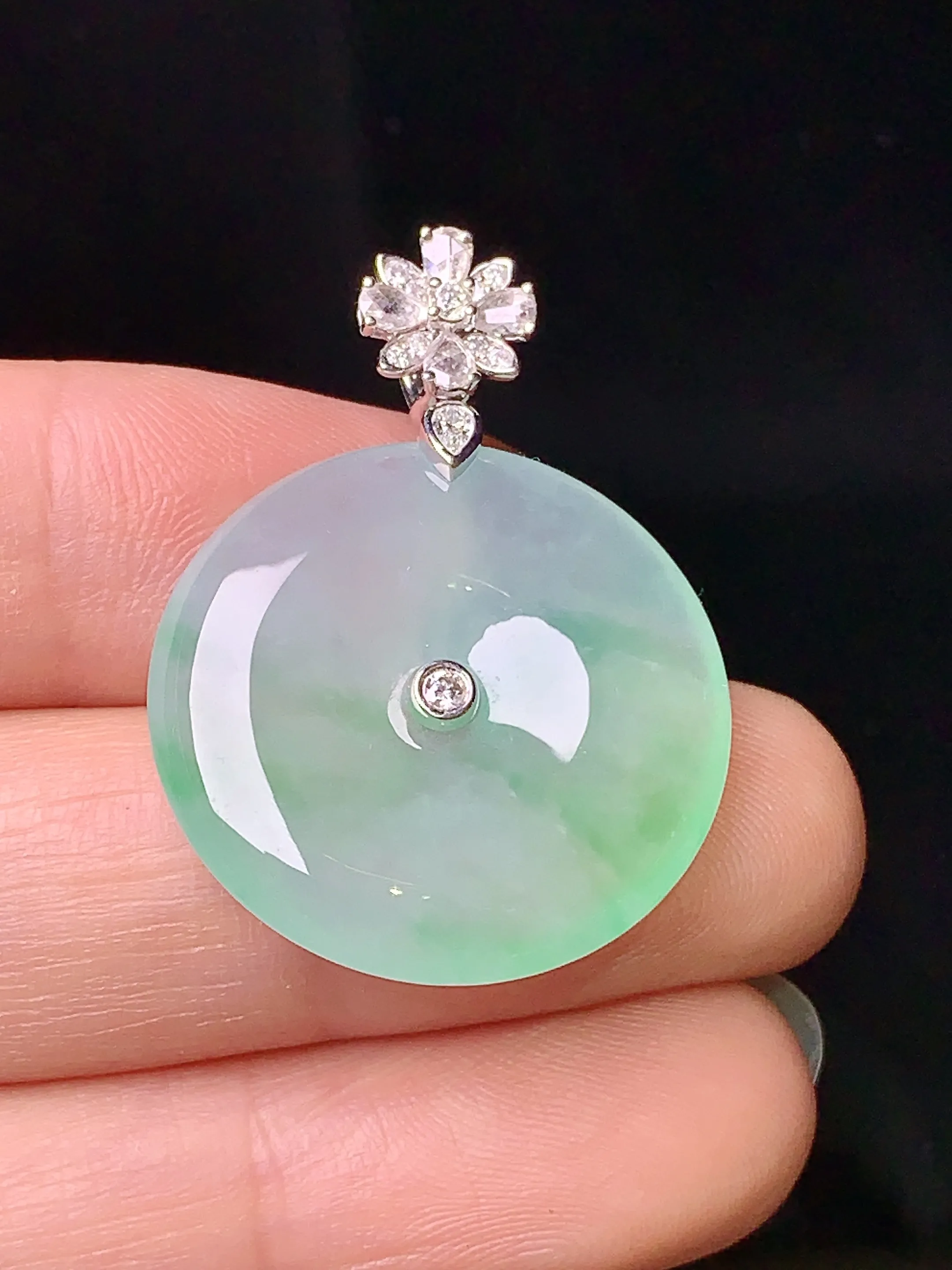 18k金钻镶嵌冰种飘绿平安扣吊坠 玉质细腻 色泽清新艳丽 整体尺寸32.3*23.3*4.6