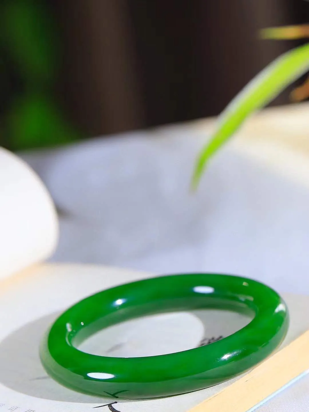 【悠悠芳华.镯】

收藏级臻品和田玉碧玉圆条手镯 玉质温润 青葱岁月，尽收腕中，婉转流畅，凝岁月悠长。盈一眸恬淡，挽一抹绿意。重71克 内径56.5mm尺寸12-11.5mm   86110251A