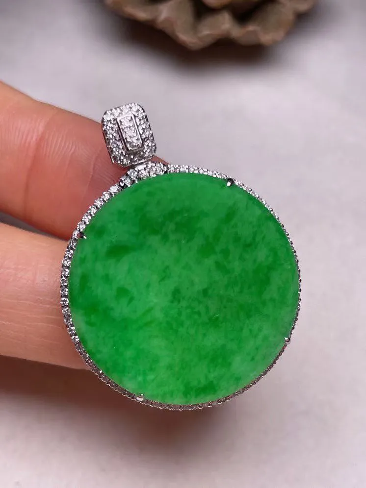 冰种阳绿平安扣吊坠、真金真钻镶嵌，种水好，玉质细腻 .裸石尺寸 25.0