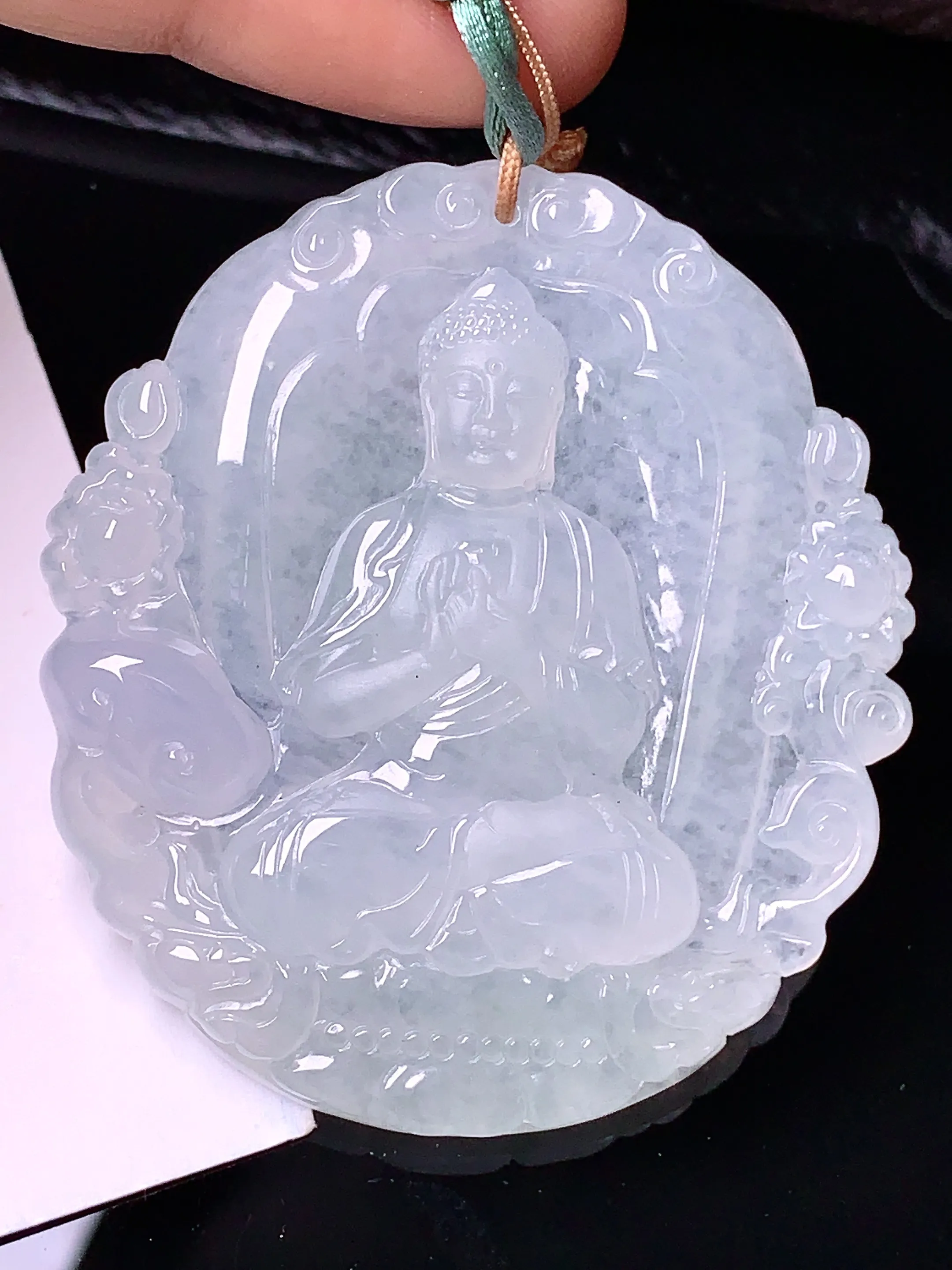 冰种大日如来佛祖吊坠 玉质细腻 色泽清新艳丽 整体尺寸51.8*47*5.7