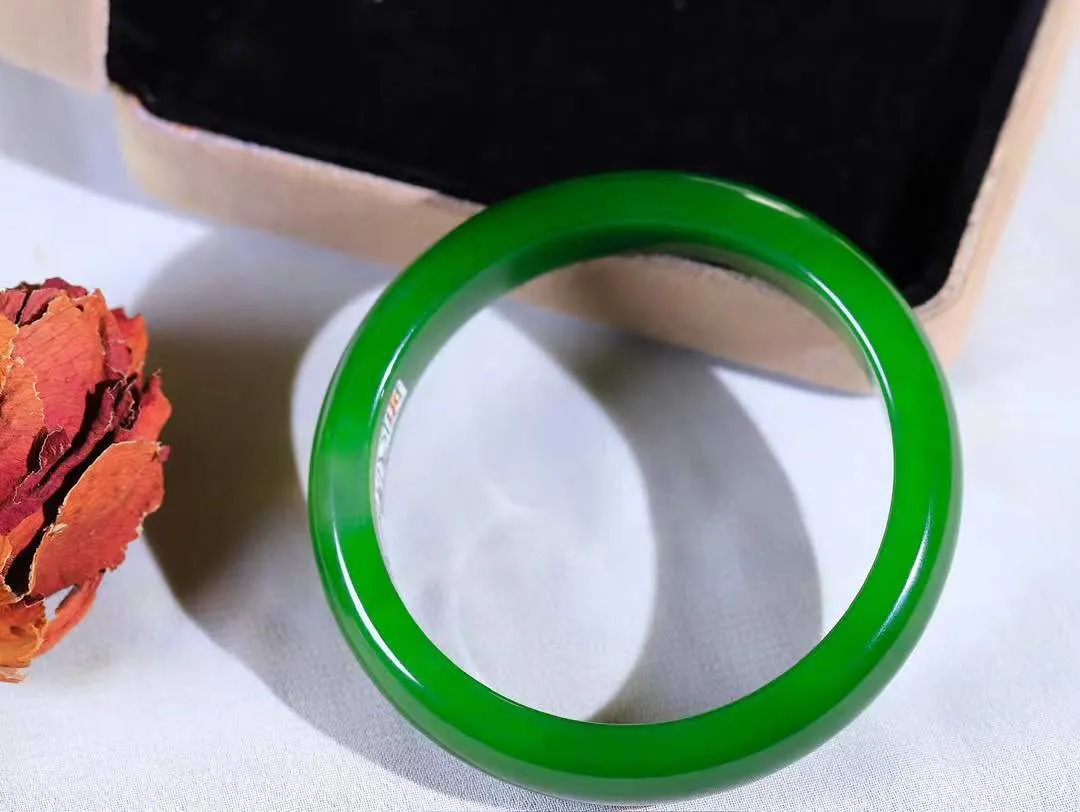 【温润如心.镯】

收藏级臻品️和田玉碧玉手镯，精选上等碧玉料，色泽清透，质地细腻。佩戴它，感受千年玉文化的温润与优雅，愿它为您带来平安与幸福。重47.4克  尺寸56-12-7.7mm  10110211A