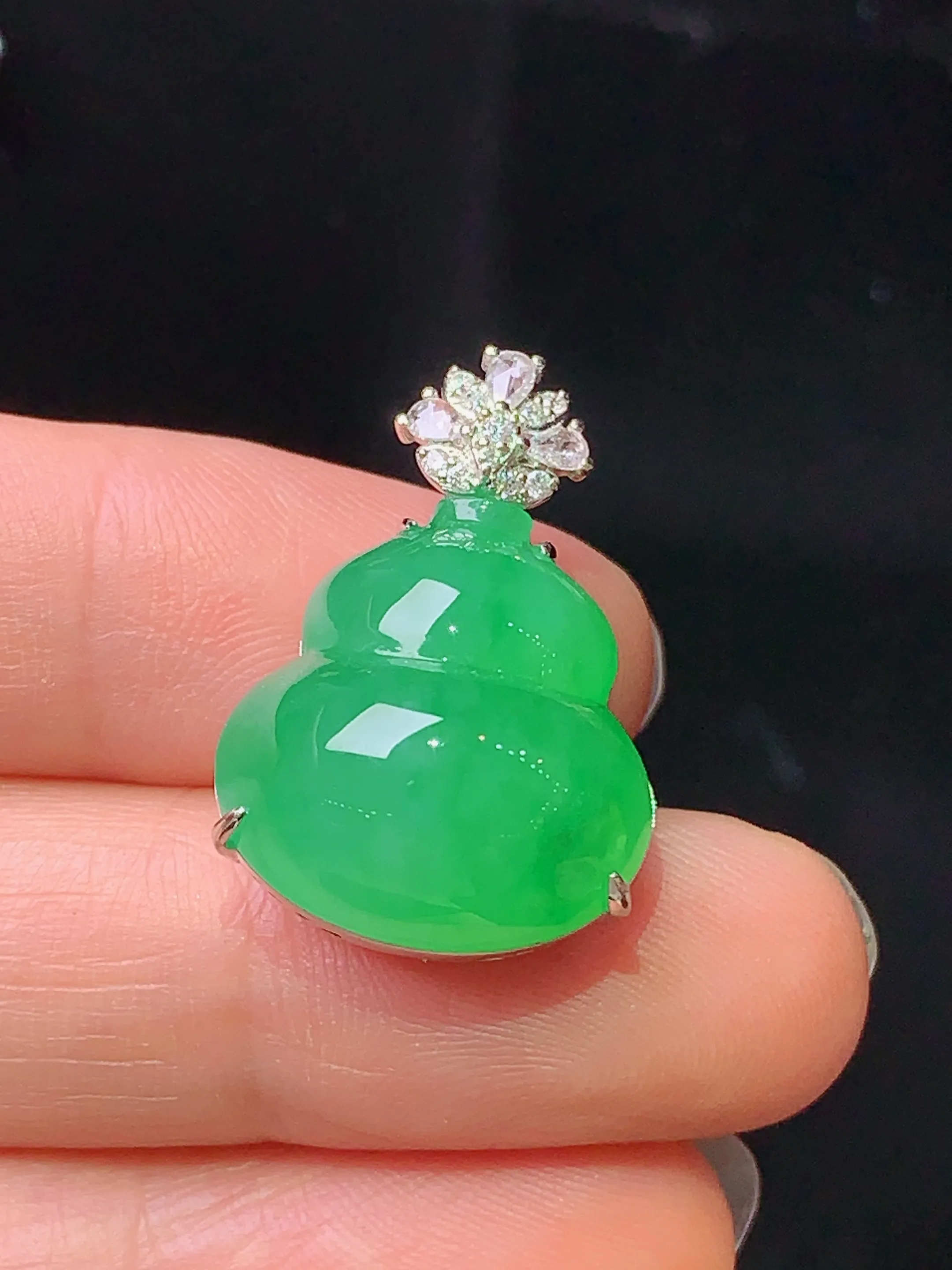 18k金钻镶嵌翠绿葫芦吊坠 玉质细腻 色泽清新艳丽 整体尺寸23.8*16.6*13
