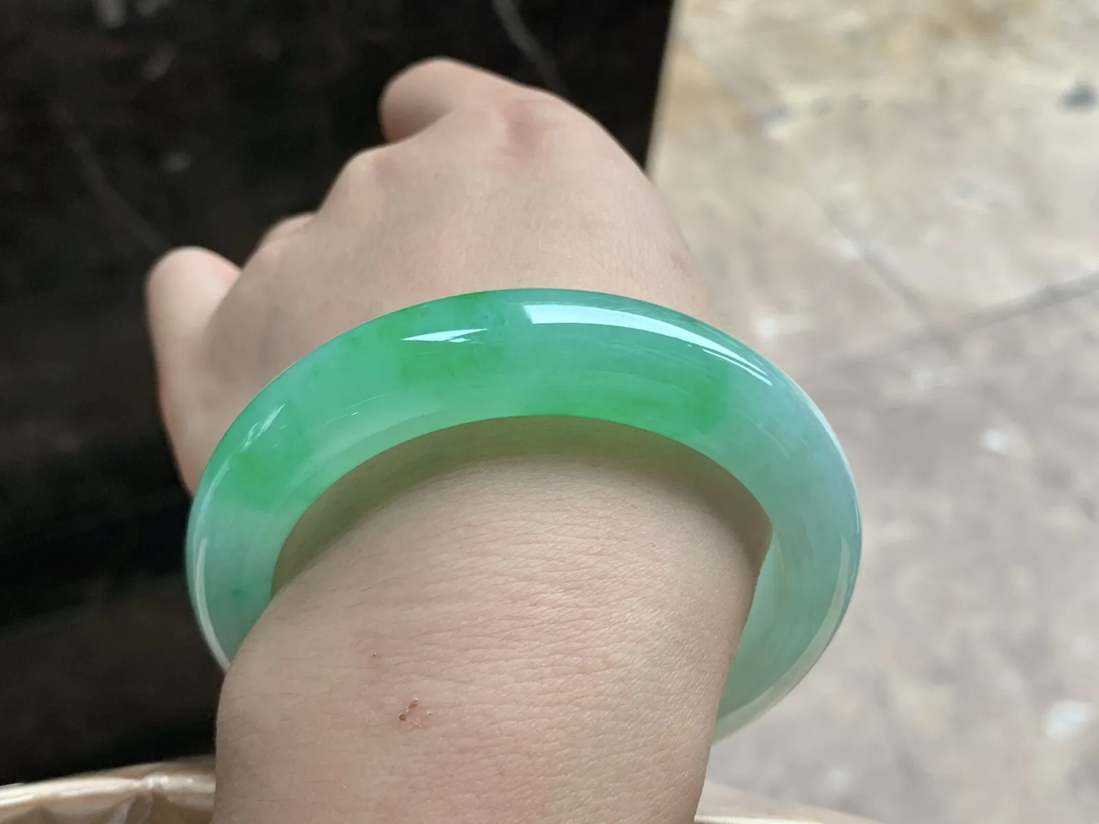 55.5-13.2-9.5

阳绿色手镯^_^色阳 玉质温润