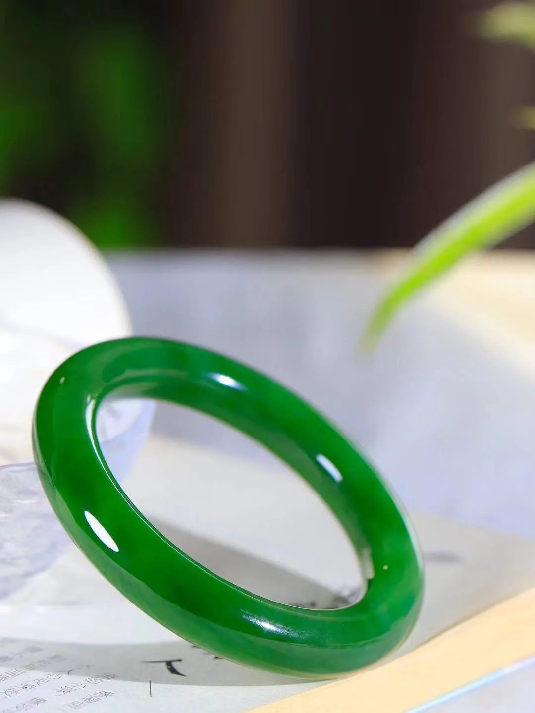 【悠悠芳华.镯】

收藏级臻品和田玉碧玉圆条手镯 玉质温润 青葱岁月，尽收腕中，婉转流畅，凝岁月悠长。盈一眸恬淡，挽一抹绿意。重71克 内径56.5mm尺寸12-11.5mm   86110251A