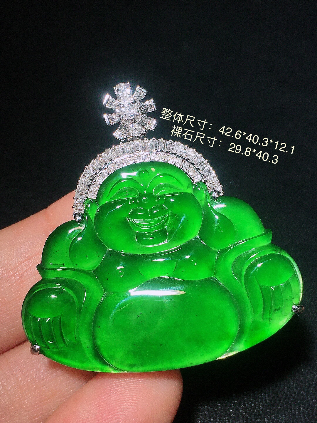 阳绿佛公吊坠，色泽均匀艳丽，玉质细腻，荧光感超
强，饱满圆润，尽显优雅气质，18k
金豪华镶嵌