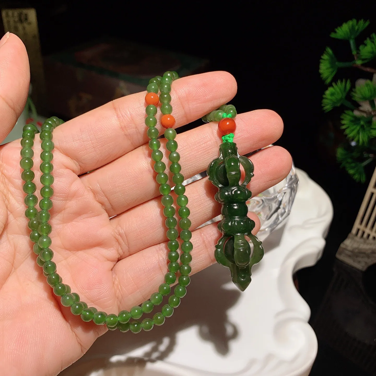 和田玉菠菜绿猫眼俄罗斯碧玉降魔杵挂件。尺寸49/16重25克。玉质细腻油润。手推出油。佩戴高端典雅。lt251031