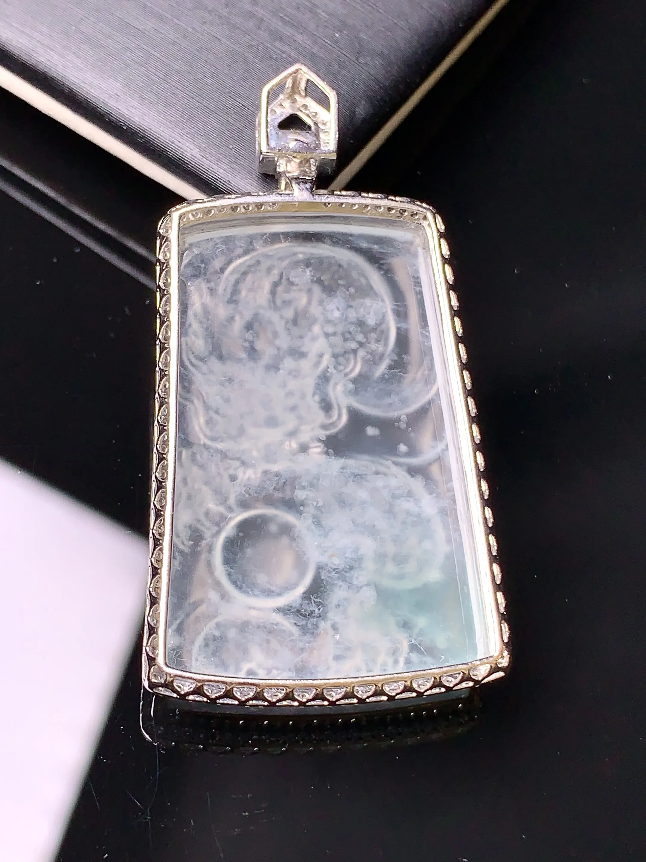 18k金钻镶嵌冰种龙牌吊坠 玉质细腻 色泽清新艳丽 整体尺寸43*23*7