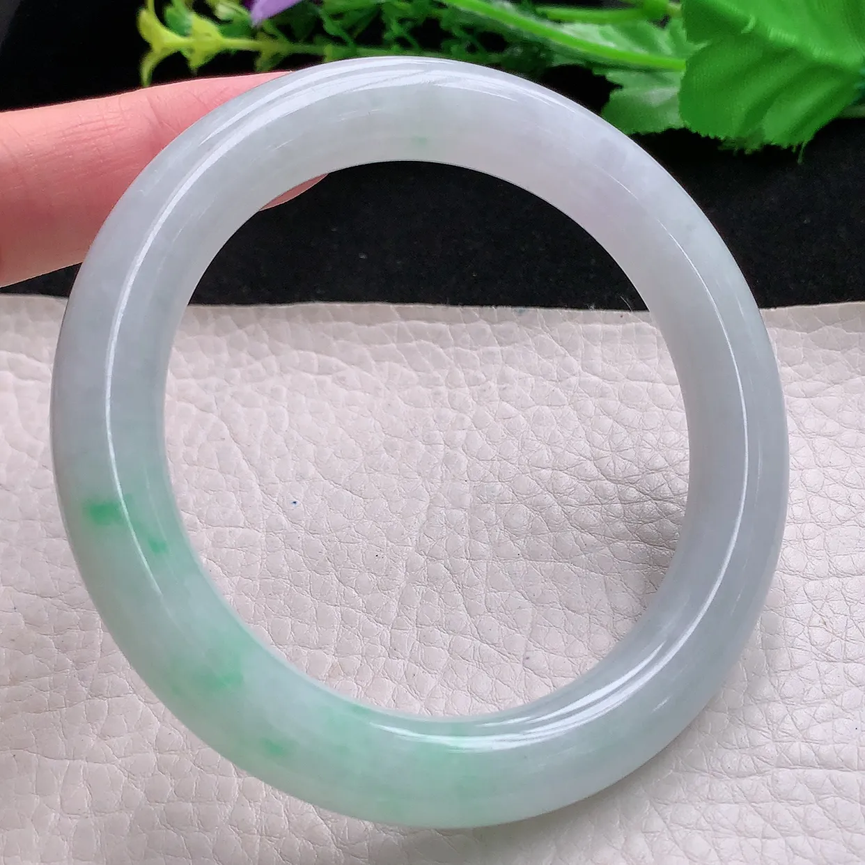 yh大圈口61.5*11美人镯 天然缅甸翡翠飘绿水润圆条玉镯子 玉手环