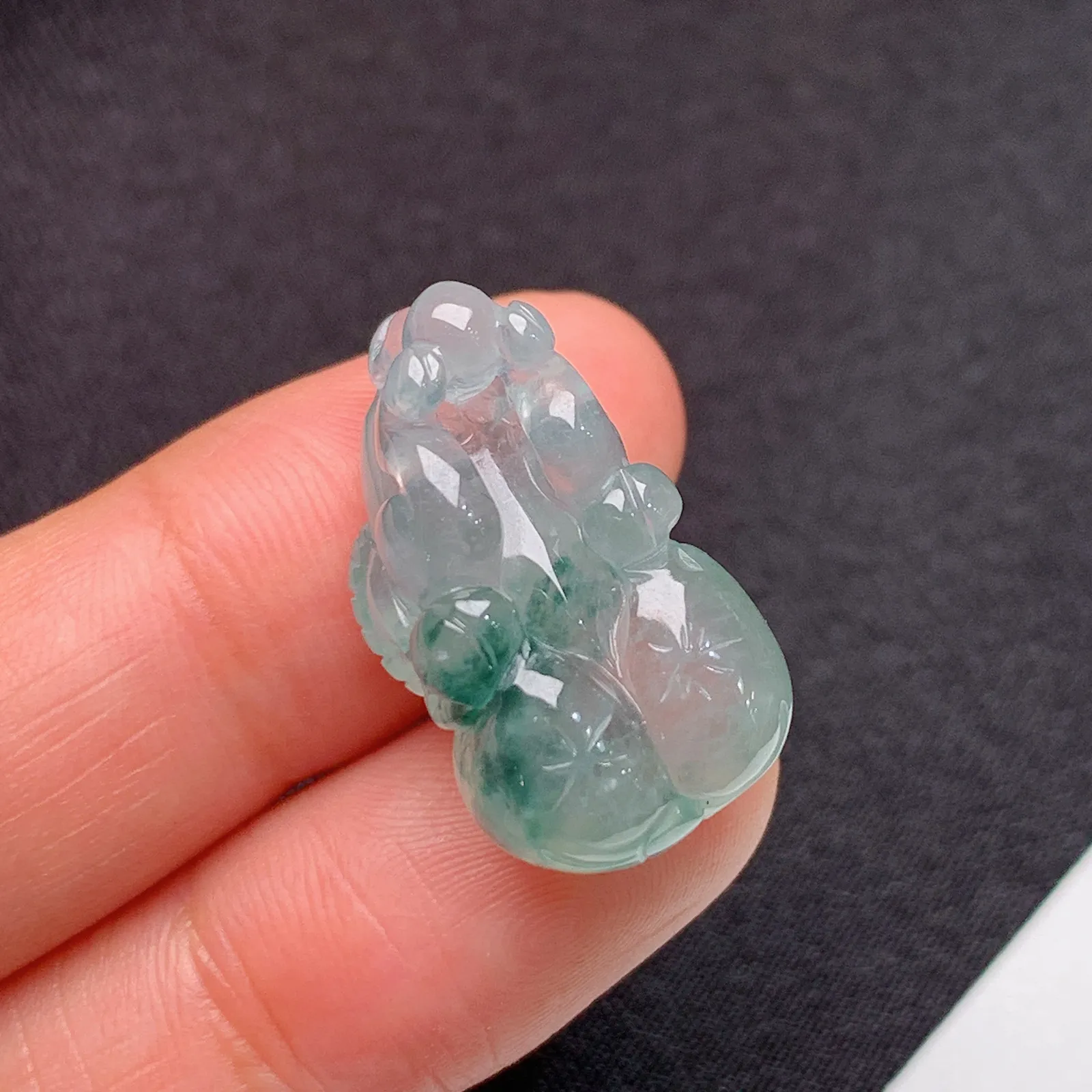 冰种飘花生肖牛吊坠 水润细腻 整体尺寸23.1*13*10