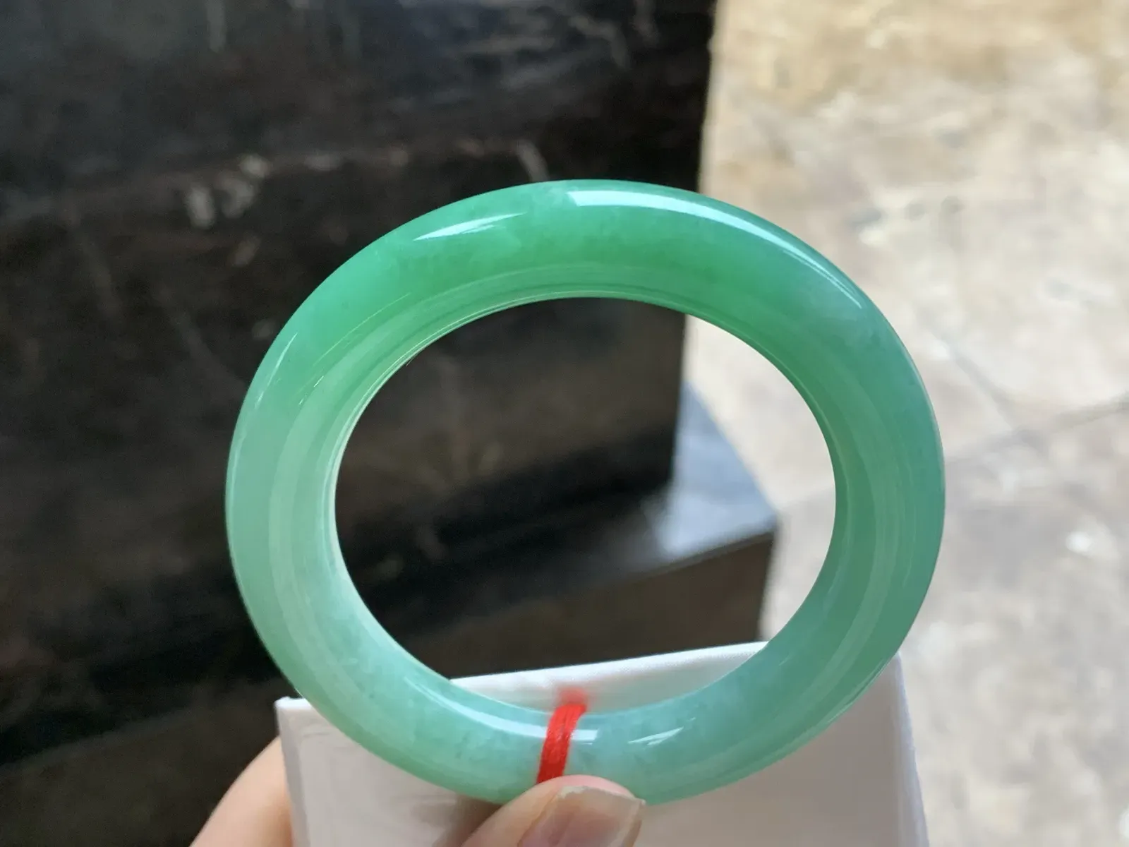 56.5-11.6

浓绿色圆条手镯^_^鲜艳 玉质温润