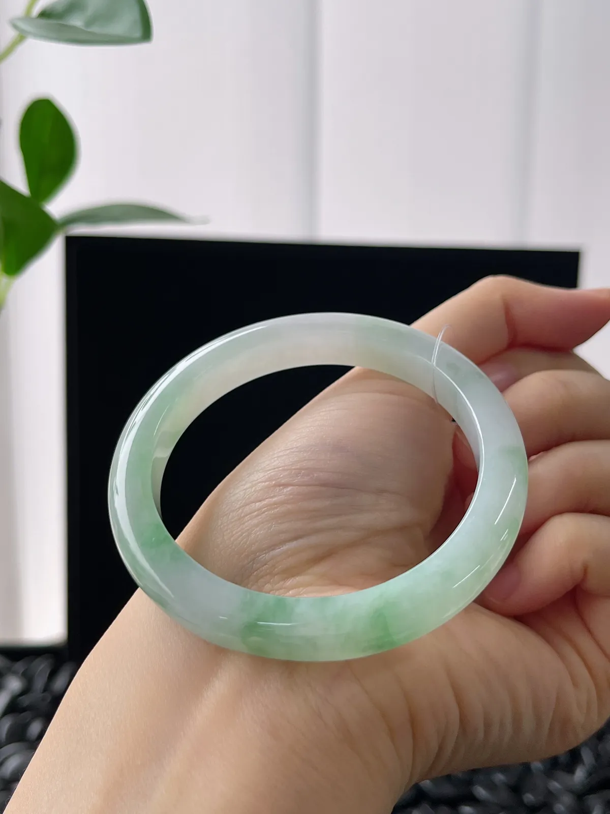 正圈53.5圈口，翡翠冰糯种飘绿手镯