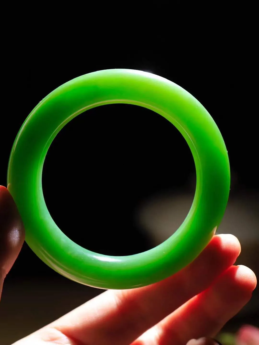 【玉佳人·手镯】

收藏级️和田玉碧玉圆条手镯 ，玉质细腻油润，做工细致精美，端庄素雅，亭亭玉立，芊芊素手。芊芊素手，怎能忘镯？秀美圆条，更显婀娜。内径55.5mm 尺寸12.9-12.5mm重80.3克69110280A