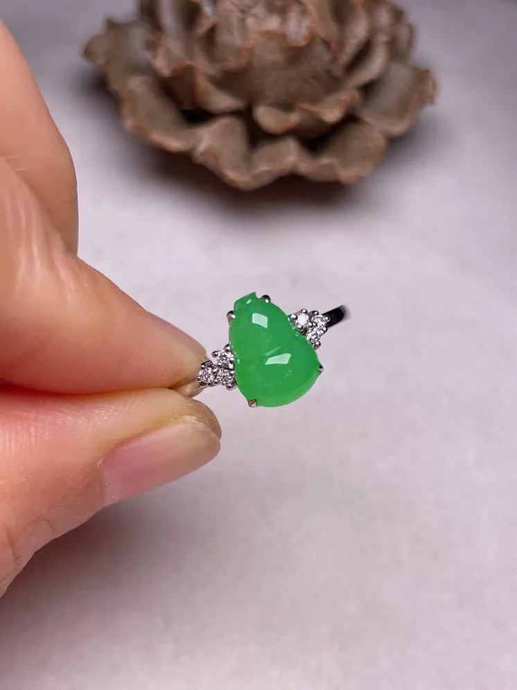 冰种阳绿葫芦戒指 、真金真钻镶嵌，种水好，玉质细腻 .裸石尺寸 9.5*7.0