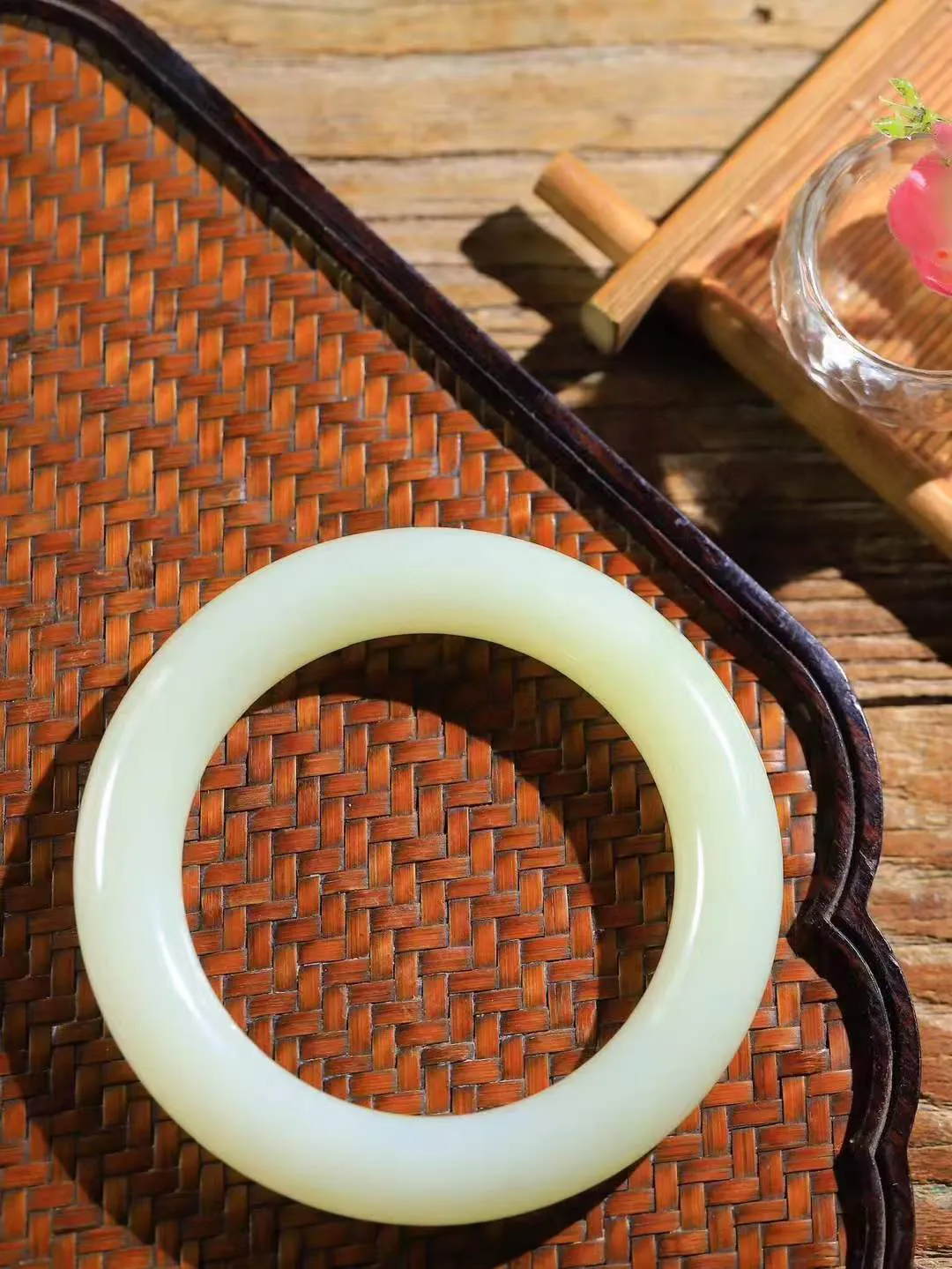 【婉约佳人.手镯】

精品和田玉黄口圆条手镯 玉质温润细腻 油性十足 手感舒适，高华雅逸，线条流畅，简约大气，美自天成，素雅高贵。佩戴于腕间，婉约之美，举手投足间透出那份低调奢华。重90.7克 内径59.5mm  尺寸12.8-13mm   FDA-69110231