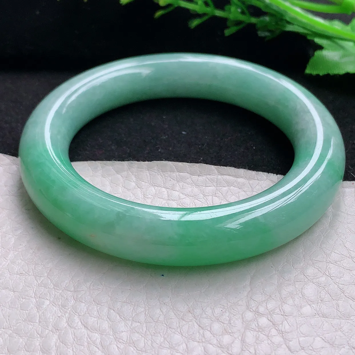 xc自然光55*12*11.7胖圆镯天然缅甸翡翠飘绿厚装圆条玉镯子