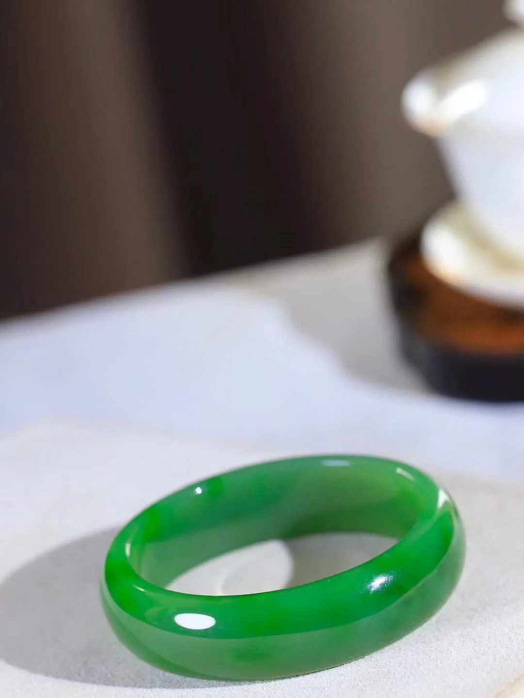 【腕间柔情.手镯】   

收藏级臻品️和田玉碧玉手镯 玉质温润细腻 油性十足 古朴秀雅 轻抚岁月的栏杆软香温玉，腕间玉镯轻轻晃动，令人情动心间，撷一缕月末的芬芳，把心思铺陈，时光静美，惟有你最温柔。重66.4克   尺寸58-17-7.3mm  46110251A