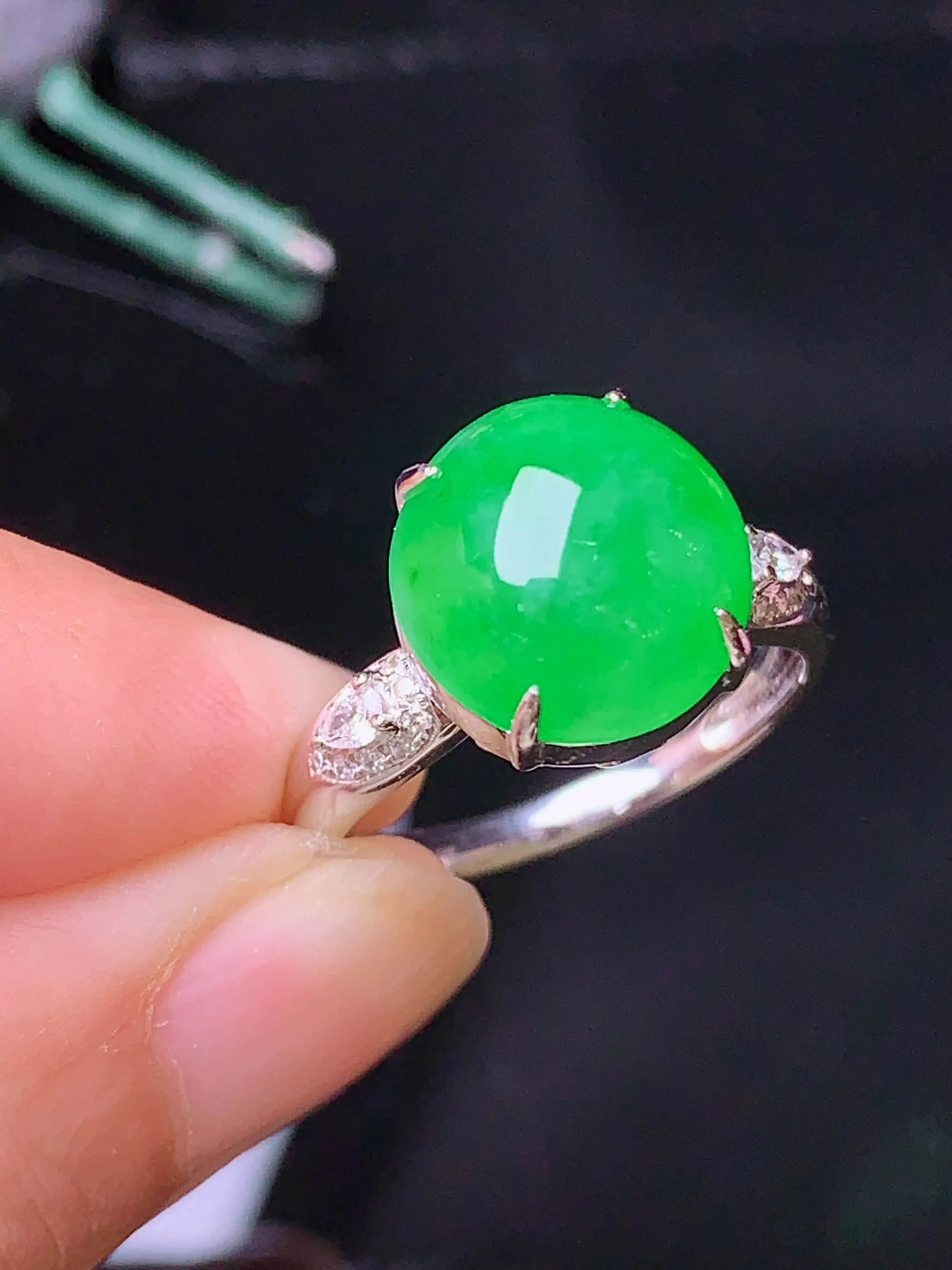 18k金钻镶嵌满绿蛋面戒指 玉质细腻 色泽清新艳丽 圈口14 整体尺寸11.3*11*6.5