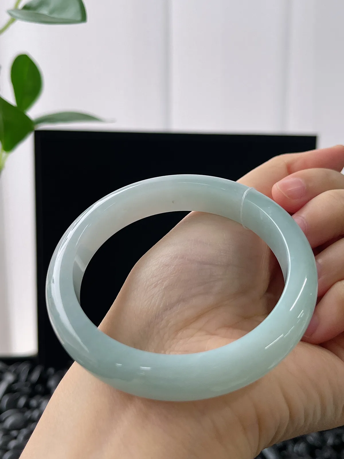 正圈56圈口，翡翠糯化种淡绿色手镯