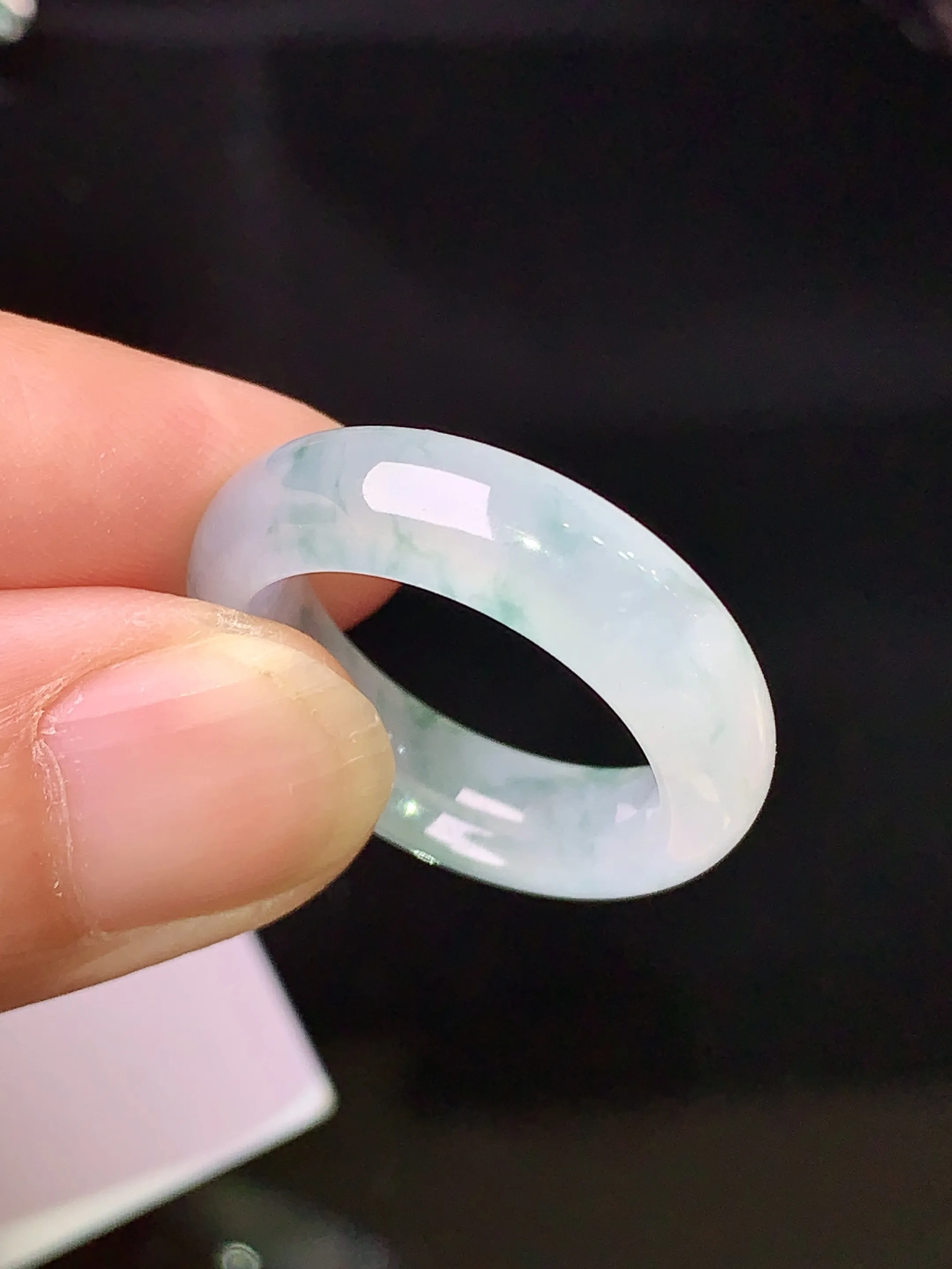 飘绿指环 玉质细腻 色泽清新艳丽 整体尺寸24.3*6*4 圈口12.5