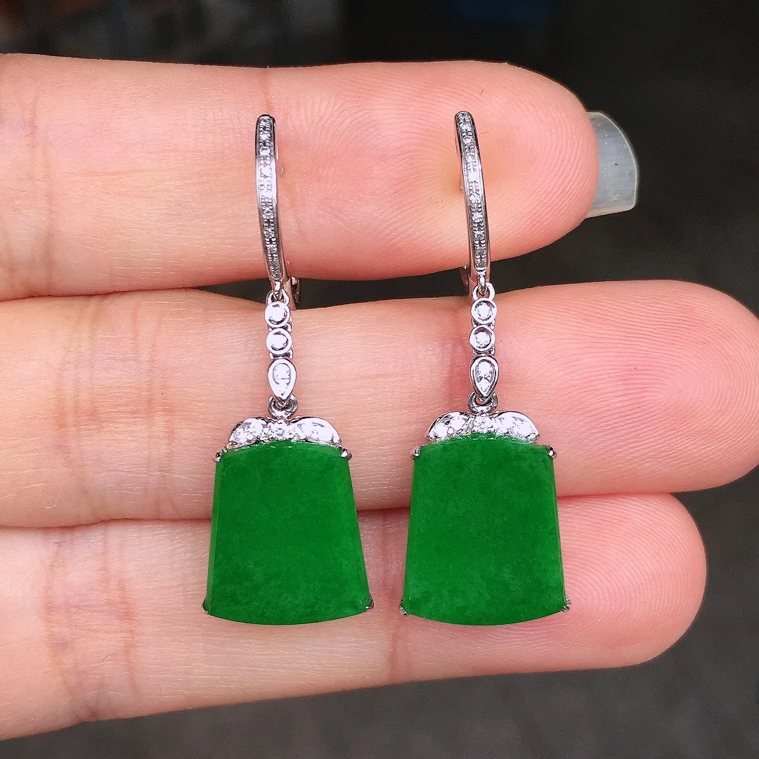 阳绿无事牌耳坠，色泽均匀艳丽，玉质细腻，荧光感超
强，饱满圆润，尽显优雅气质，18k
金豪华镶嵌