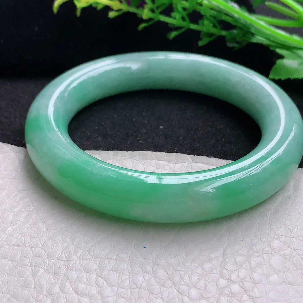 xc自然光55*12*11.7胖圆镯天然缅甸翡翠飘绿厚装圆条玉镯子