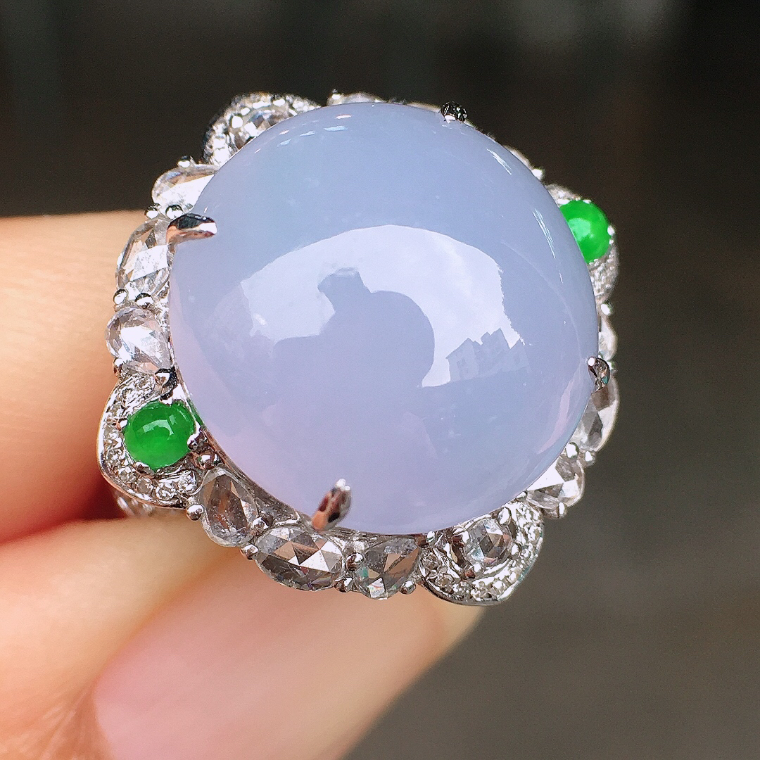 紫罗兰蛋面戒指/吊坠两用款，色泽均匀艳丽，玉质细腻，荧光感超
强，饱满圆润，尽显优雅气质，18k
金