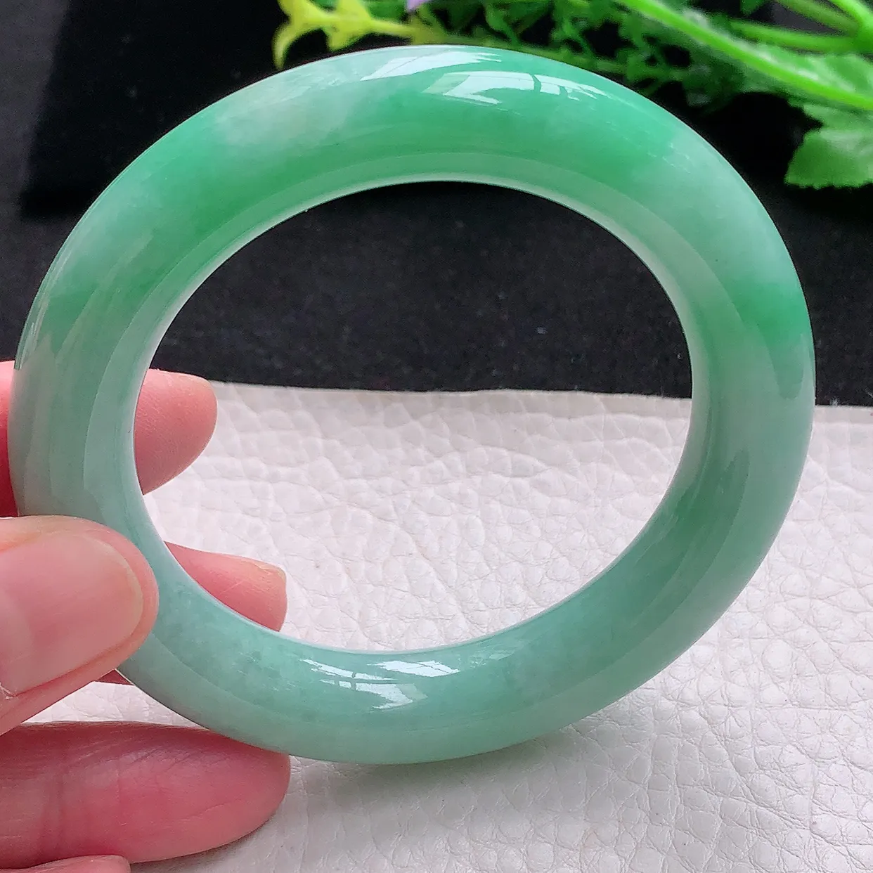 xc自然光55*12*11.7胖圆镯天然缅甸翡翠飘绿厚装圆条玉镯子