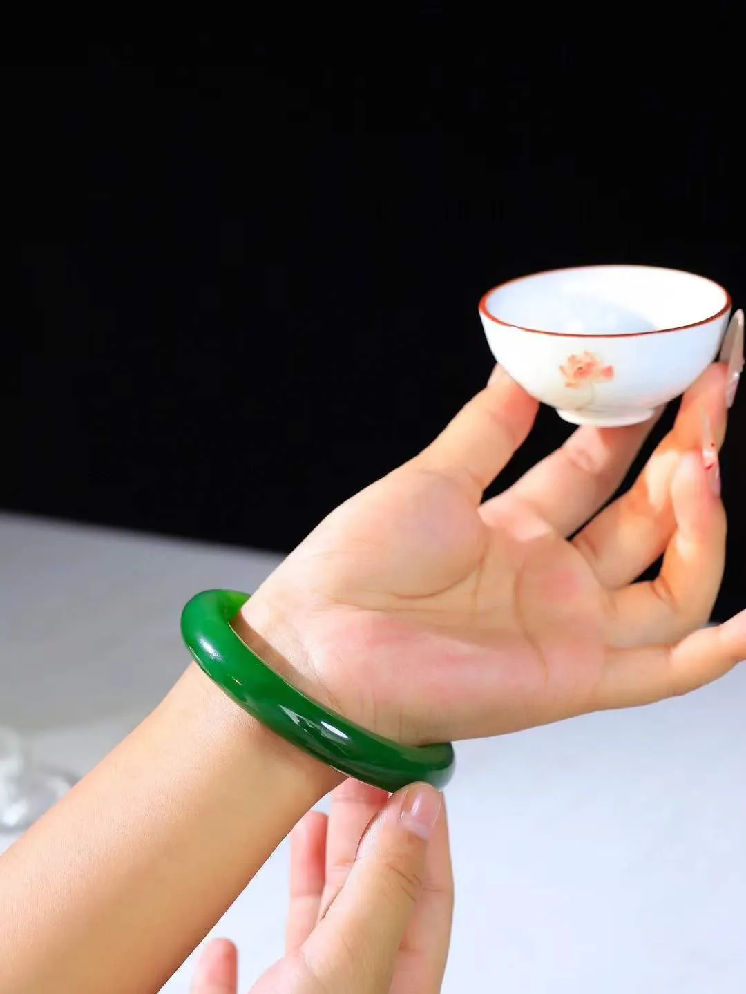 【悠悠芳华.镯】

收藏级臻品和田玉碧玉圆条手镯 玉质温润 青葱岁月，尽收腕中，婉转流畅，凝岁月