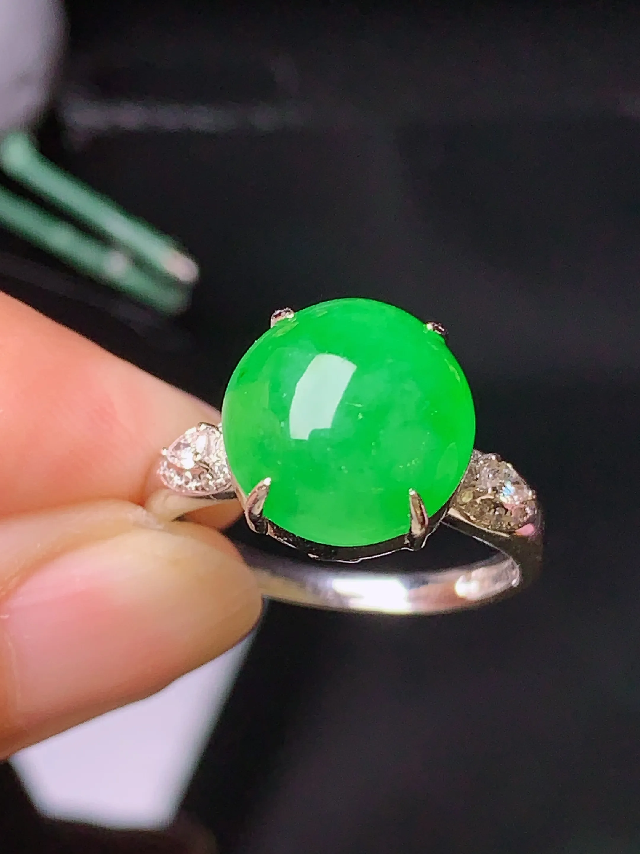 18k金钻镶嵌满绿蛋面戒指 玉质细腻 色泽清新艳丽 圈口14 整体尺寸11.3*11*6.5