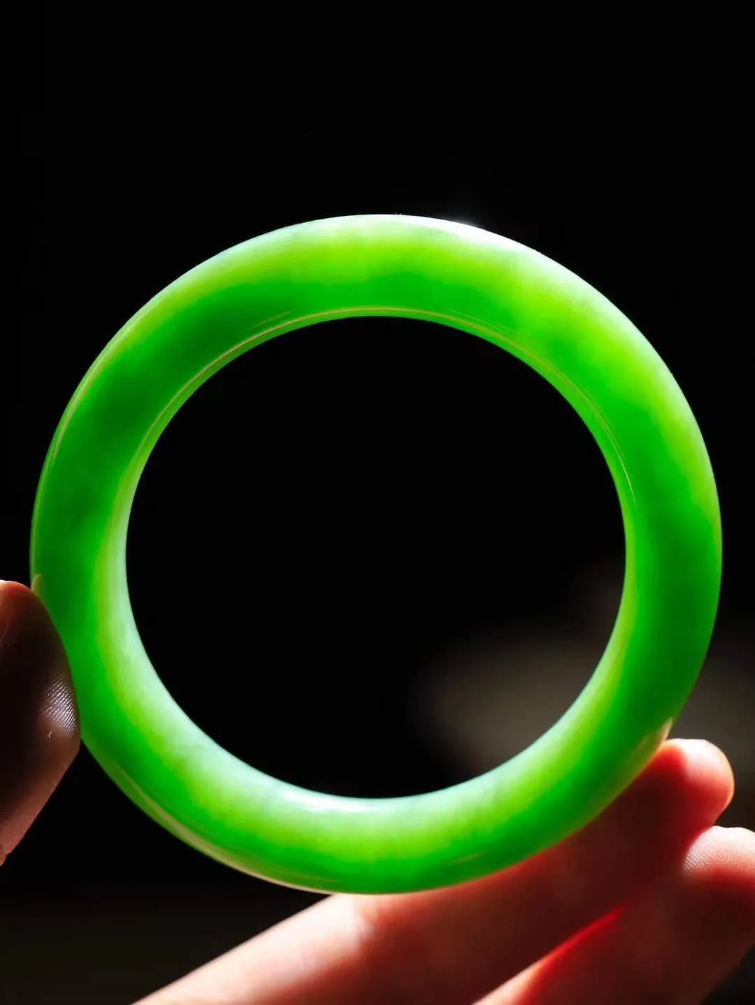 【玉佳人·手镯】

收藏级️和田玉碧玉圆条手镯 ，玉质细腻油润，做工细致精美，端庄素雅，亭亭玉立，芊芊素手。芊芊素手，怎能忘镯？秀美圆条，更显婀娜。内径58.5mm 尺寸11.6-11.5mm重72克69110280A