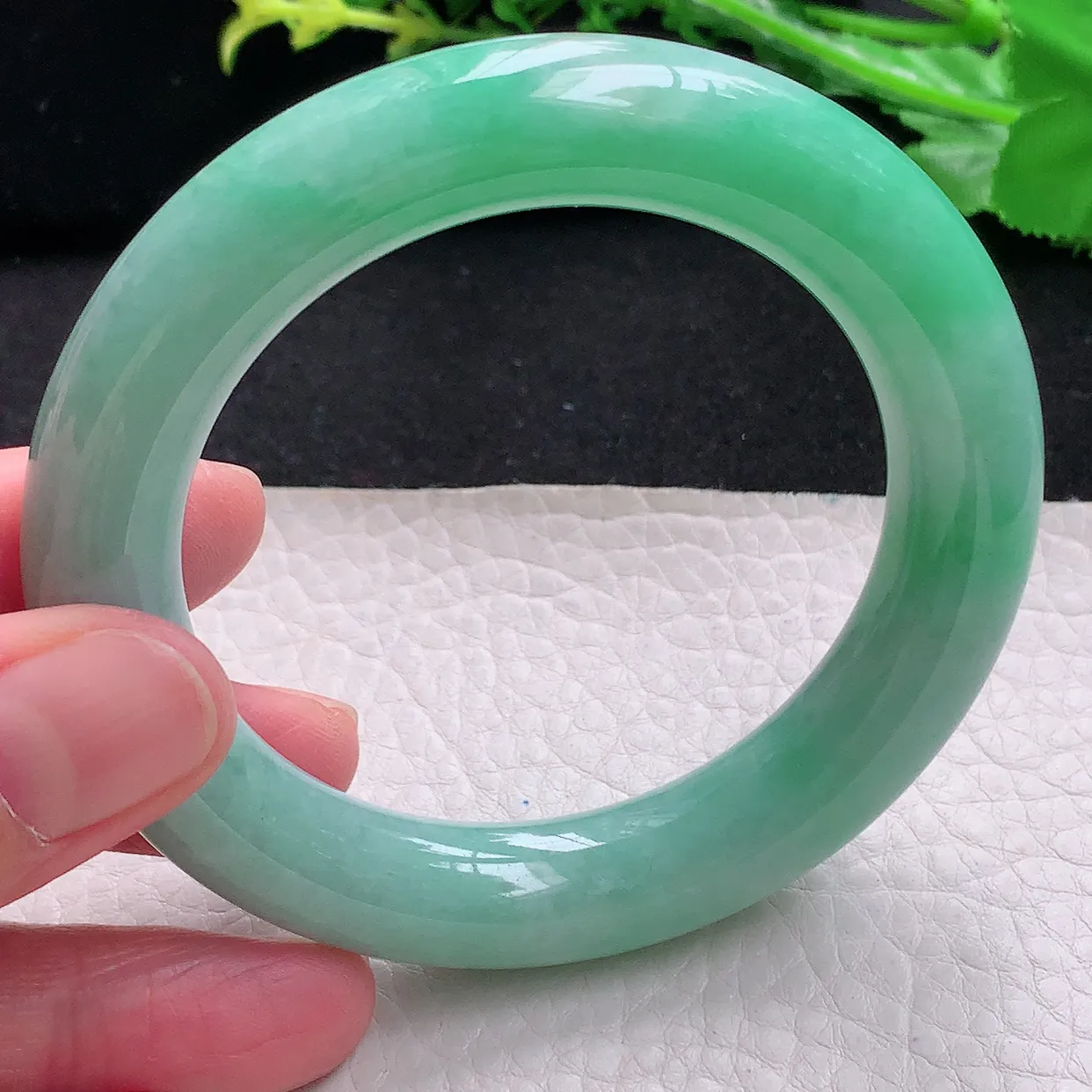 xc自然光55*12*11.7胖圆镯天然缅甸翡翠飘绿厚装圆条玉镯子