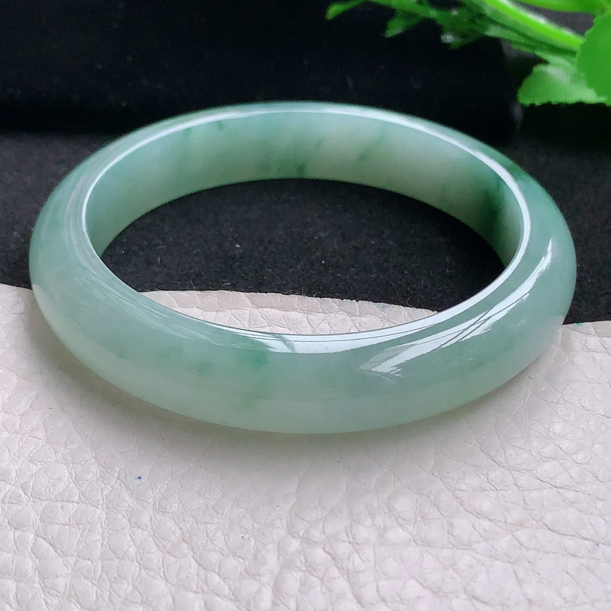 Nc自然光57.5*11.8*8平安镯 天然缅甸翡翠a 货冰飘花宽边玉镯子