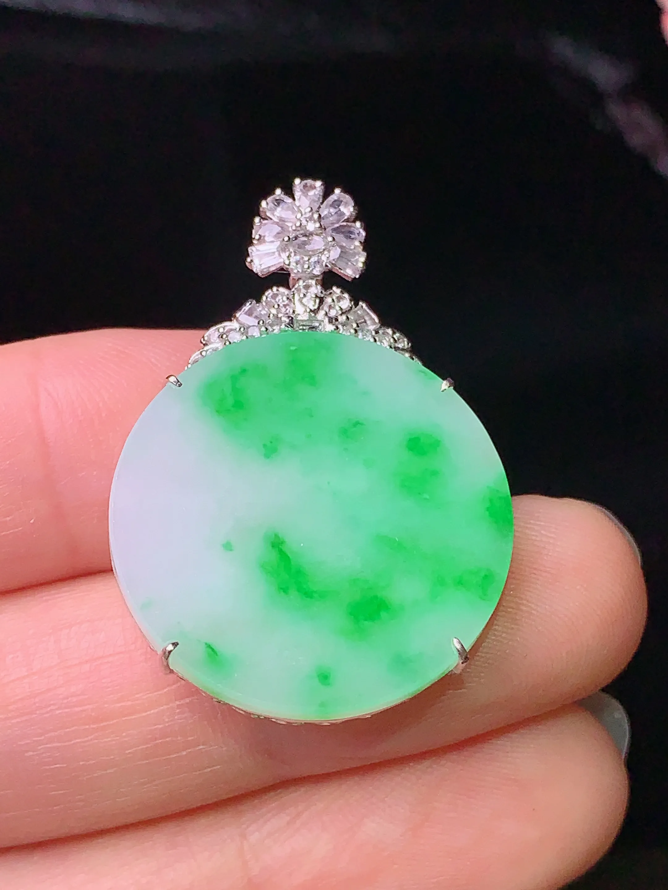 18k金钻镶嵌飘绿圆牌吊坠 玉质细腻 色泽清新艳丽 整体尺寸32.5*22.5*4.5