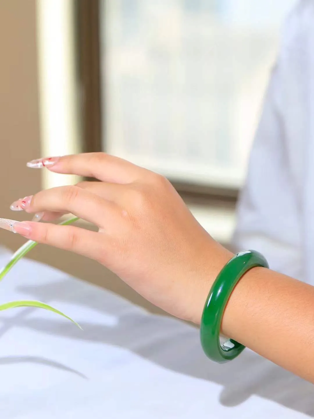 【悠悠芳华.镯】

典藏级臻品和田玉碧玉手镯 玉质温润 青葱岁月，尽收腕中，婉转流畅，凝岁月悠长