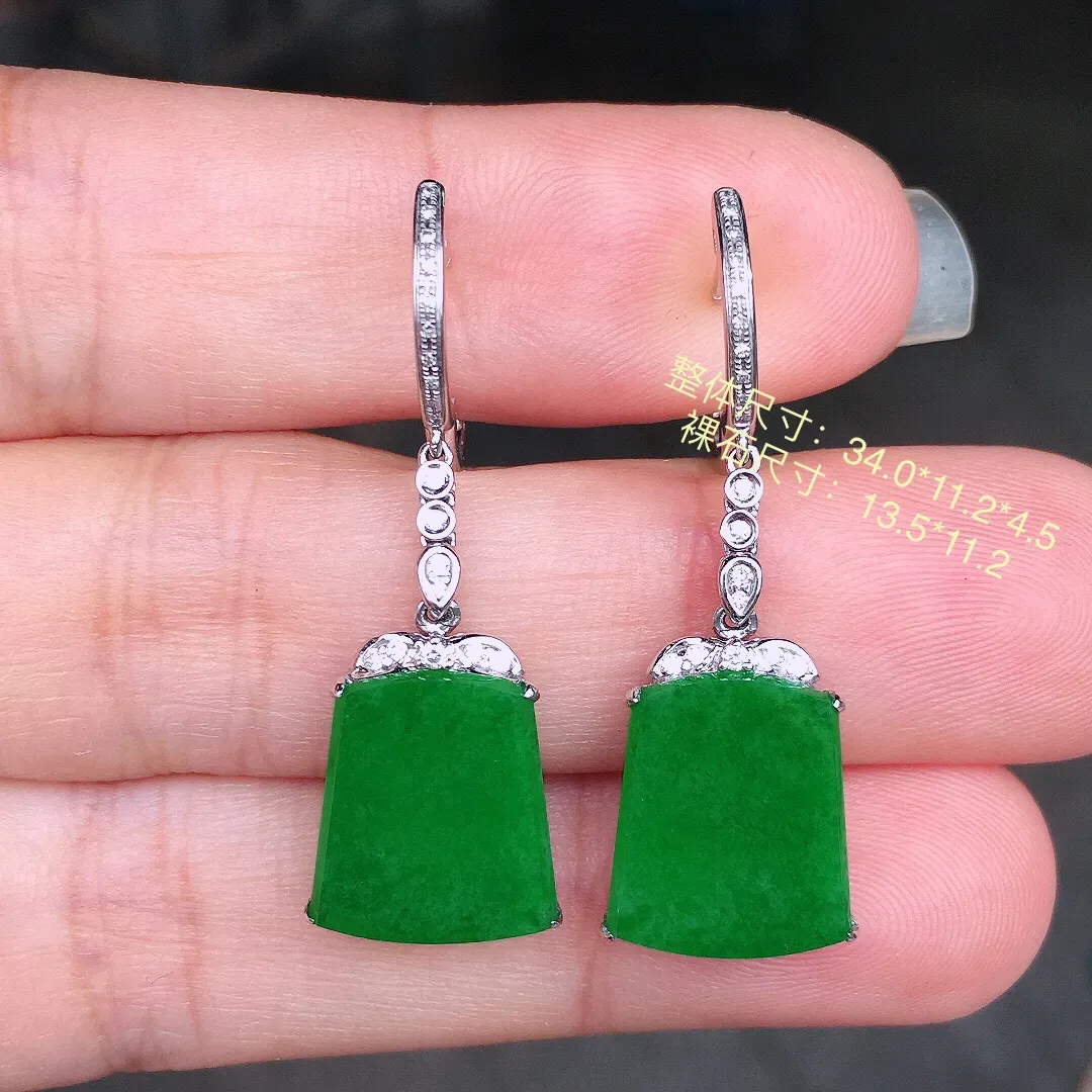 阳绿无事牌耳坠，色泽均匀艳丽，玉质细腻，荧光感超
强，饱满圆润，尽显优雅气质，18k
金豪华镶嵌