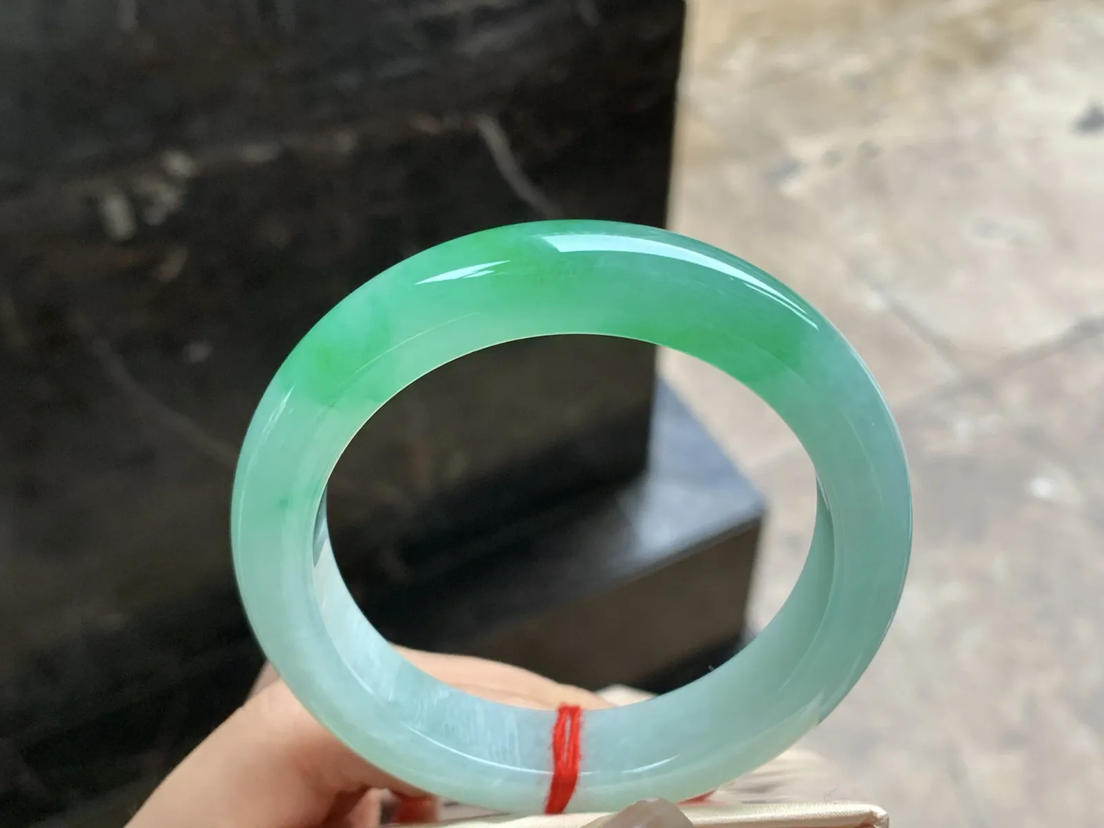 55.5-13.2-9.5

阳绿色手镯^_^色阳 玉质温润