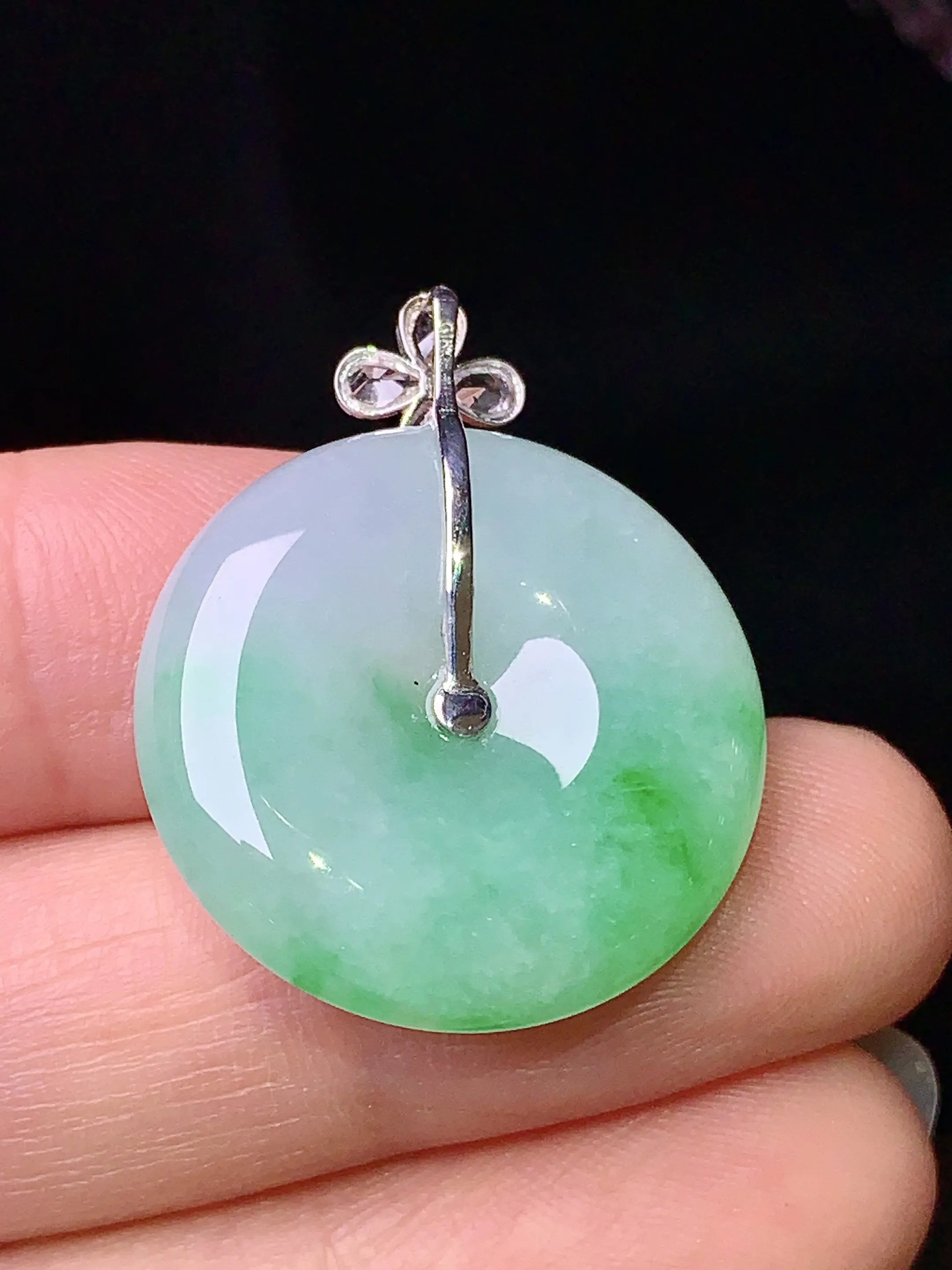18k金钻镶嵌飘绿平安扣吊坠 玉质细腻 色泽清新艳丽 整体尺寸29*23*5.6