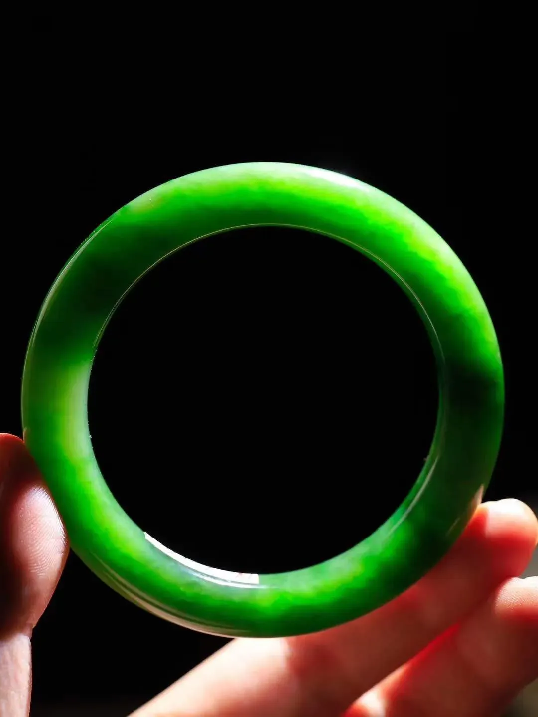 【情有独钟.手镯】

精品和田玉碧玉手镯 玉质温润细腻 油性十足 手感舒适，高华雅逸，线条流畅，简约大气，美自天成，素雅高贵。佩戴于腕间，婉约之美，举手投足间透出那低调奢华。重61.7克 内径57mm 尺寸10.8-10.4mm   FDA-79110252