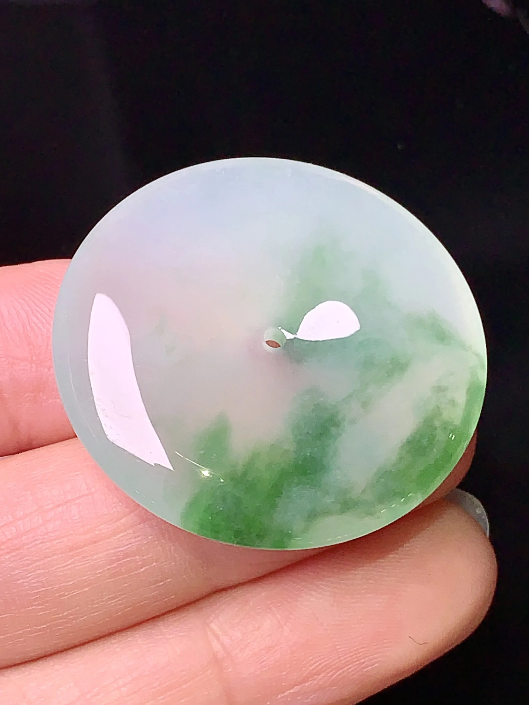 飘绿平安扣吊坠 玉质细腻 色泽清新艳丽 整体尺寸32.5*6