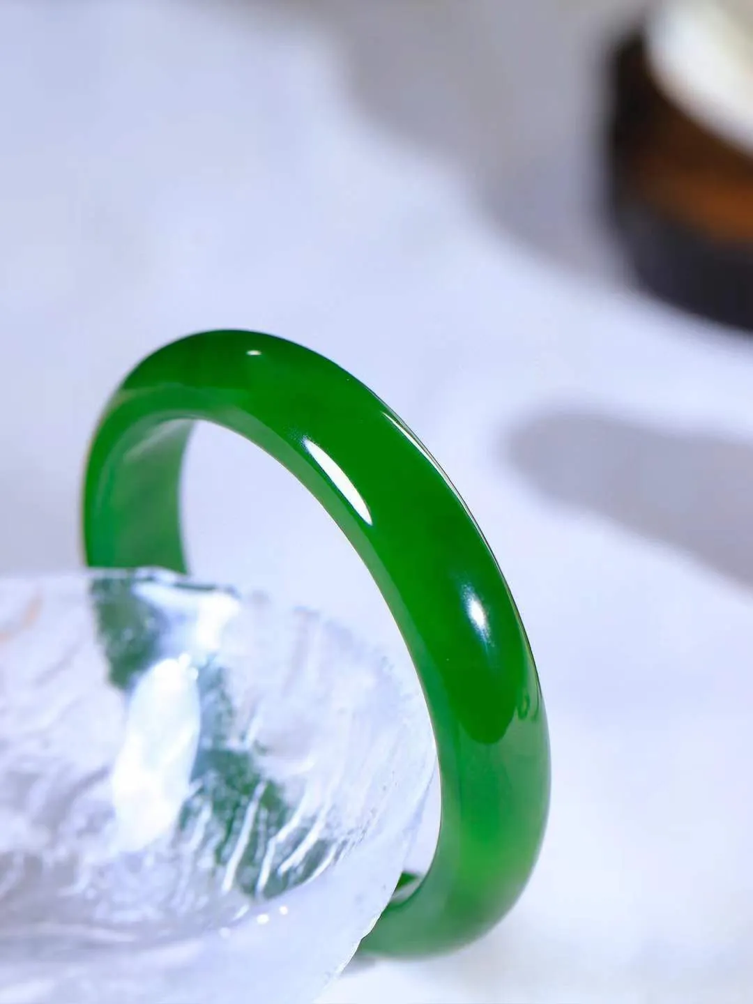 【温润如心.镯】

收藏级臻品️和田玉碧玉手镯，精选上等碧玉料，色泽清透，质地细腻。佩戴它，感受千年玉文化的温润与优雅，愿它为您带来平安与幸福。重47.4克  尺寸56-12-7.7mm  10110211A