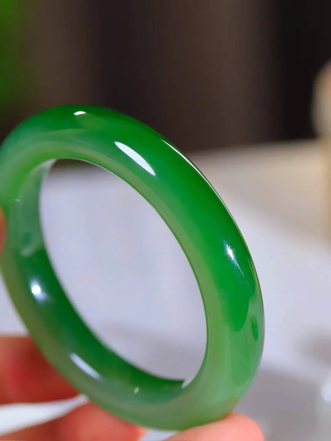 【碧色荡漾·手镯】

收藏传家级臻品和田玉碧玉猫眼手镯，玉质细腻温润，手感舒适，️线条流畅，简约大气，美自天成，佩戴于腕间，婉约之美，举手投足间透出那份低调奢华，醉人心扉。重68克  内径圈口55.5mm  尺寸12.4-10.6mm  FDA-66110233